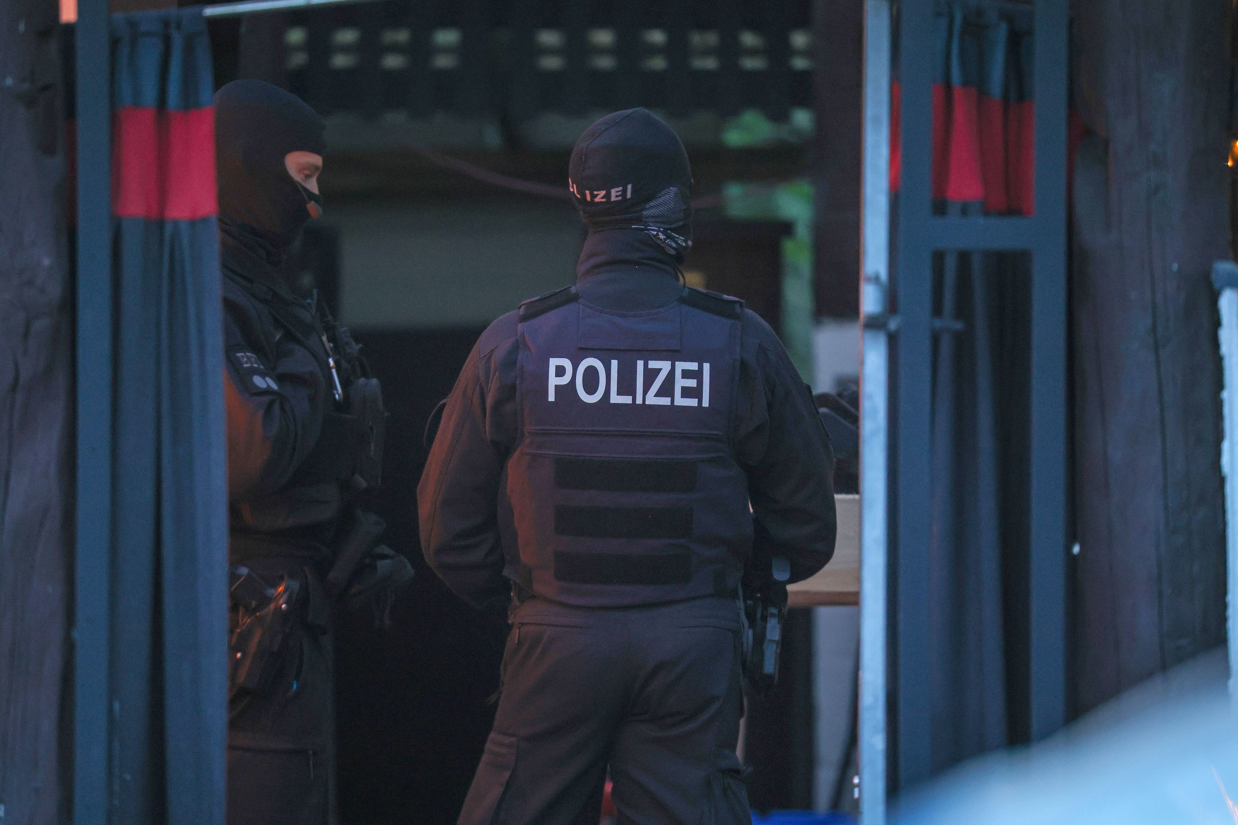 Polizeibeamte durchsuchen das Vereinsheim der Hells Angels in Hilden. Mit einer großangelegten Razzia geht die Polizei in Nordrhein-Westfalen gegen die Rockergruppe vor.