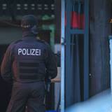 Polizeibeamte durchsuchen das Vereinsheim der Hells Angels in Hilden. Mit einer großangelegten Razzia geht die Polizei in Nordrhein-Westfalen gegen die Rockergruppe vor.