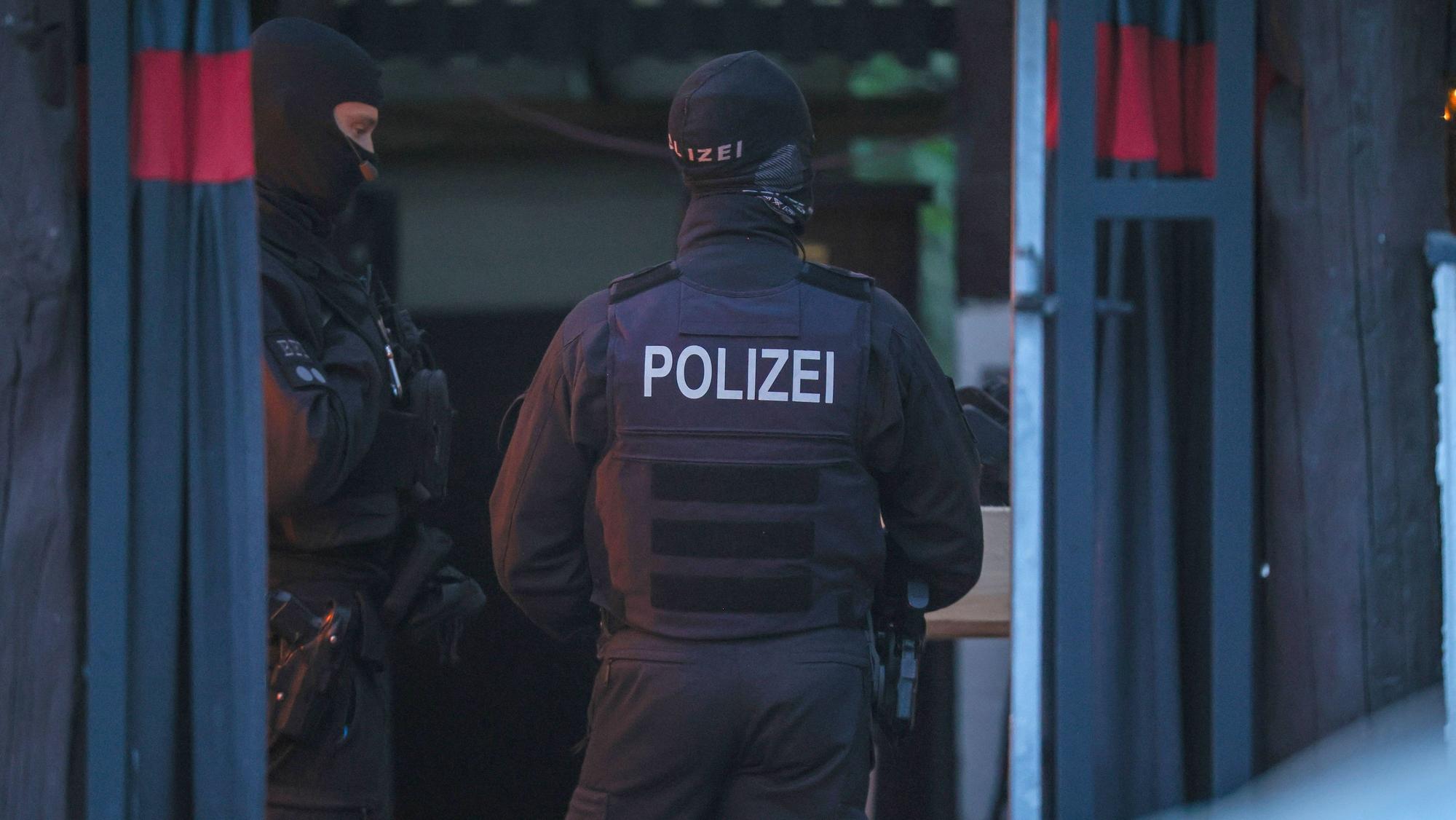 Polizeibeamte durchsuchen das Vereinsheim der Hells Angels in Hilden. Mit einer großangelegten Razzia geht die Polizei in Nordrhein-Westfalen gegen die Rockergruppe vor.