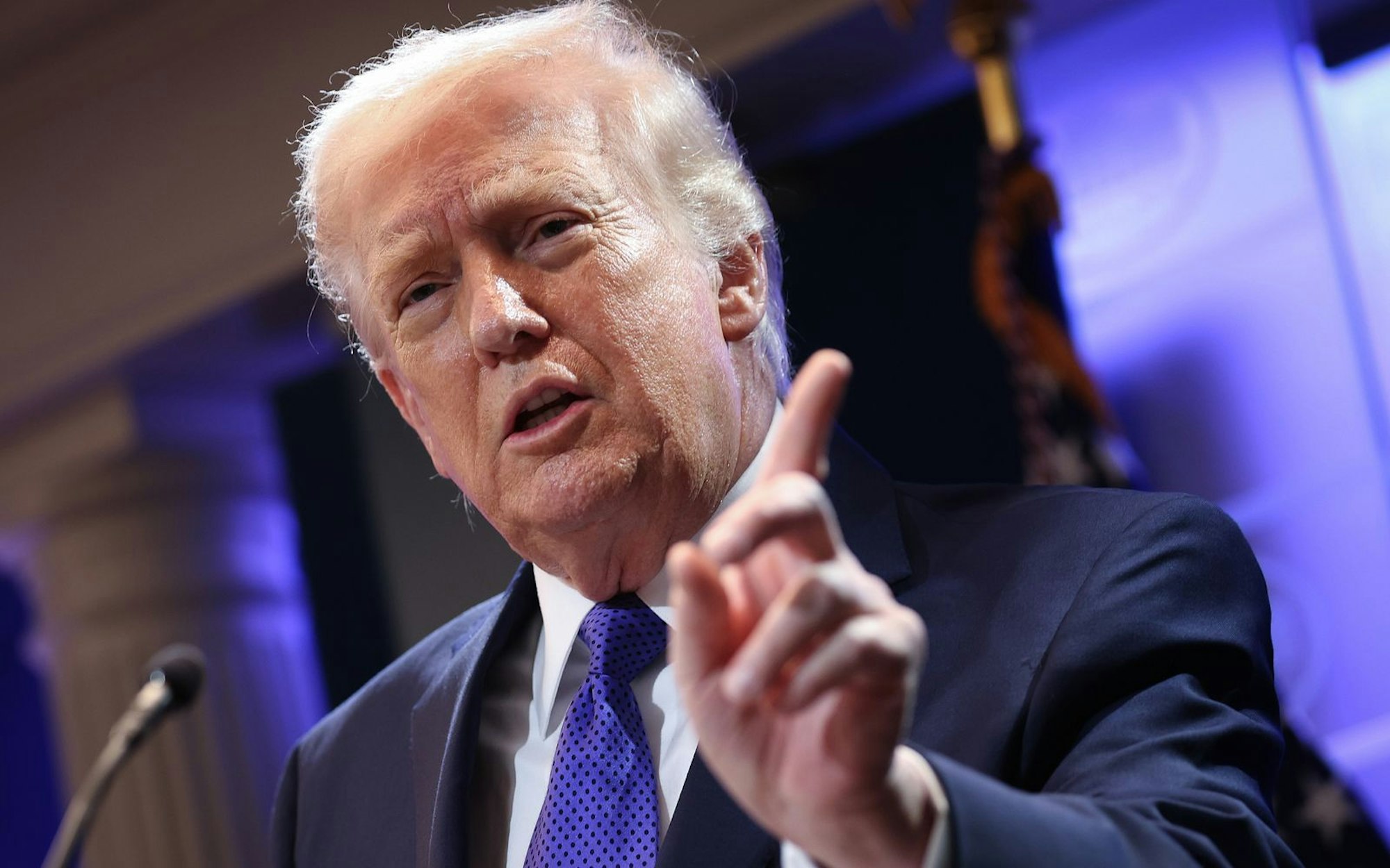 Donald Trump ist überzeugt, Jimmy Kimmel habe in seine Sendung zu Gewalt aufgerufen. Nun fordert er die Entlassung des Moderators durch den Sender ABC. (Bild: 2026 Getty Images/Kevin Dietsch)