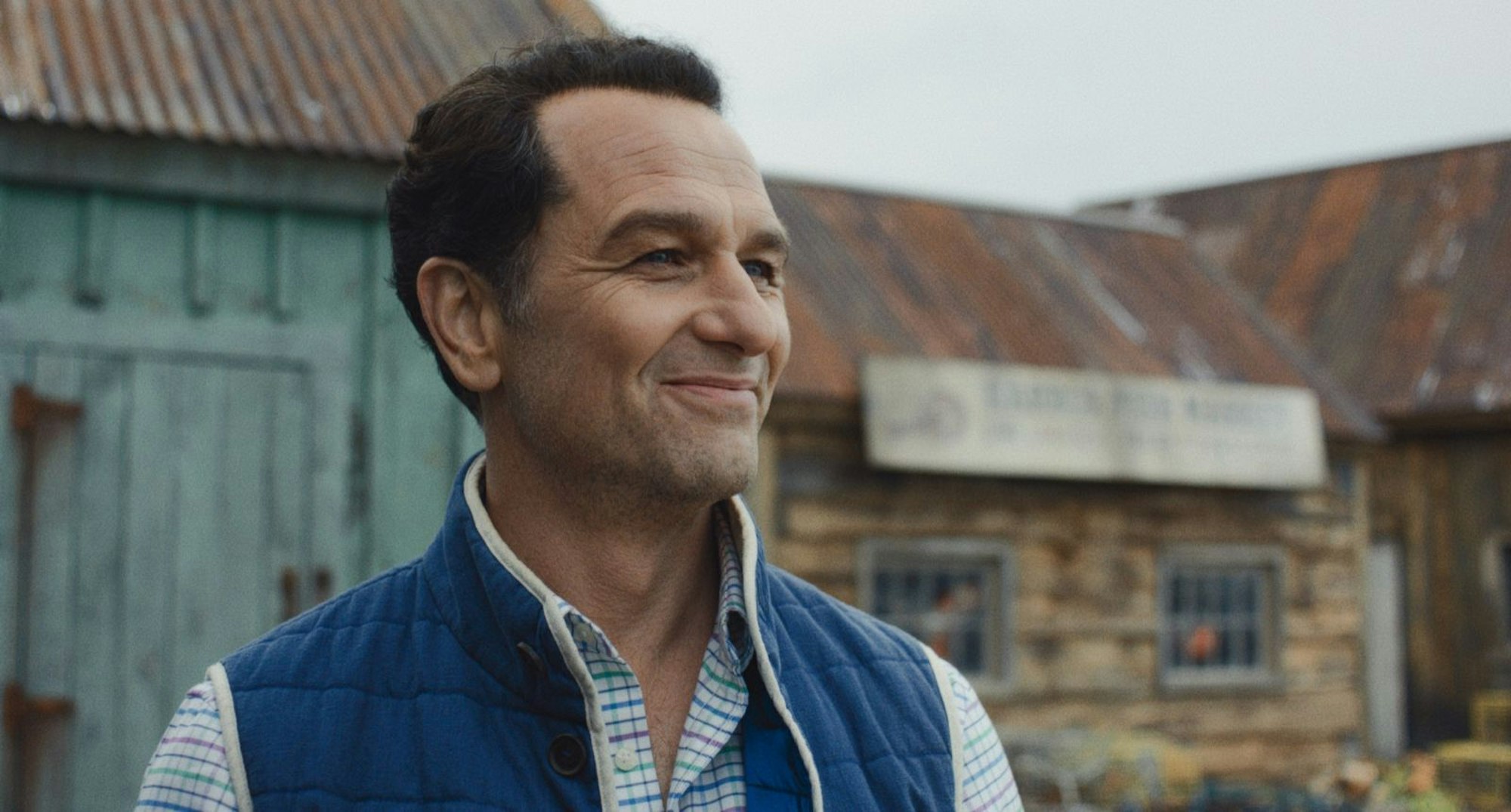 Meistens optimistisch, öfter amtlich ahnungslos: Bürgermeister Tom Loftis (Matthew Rhys). (Bild: © Apple TV)