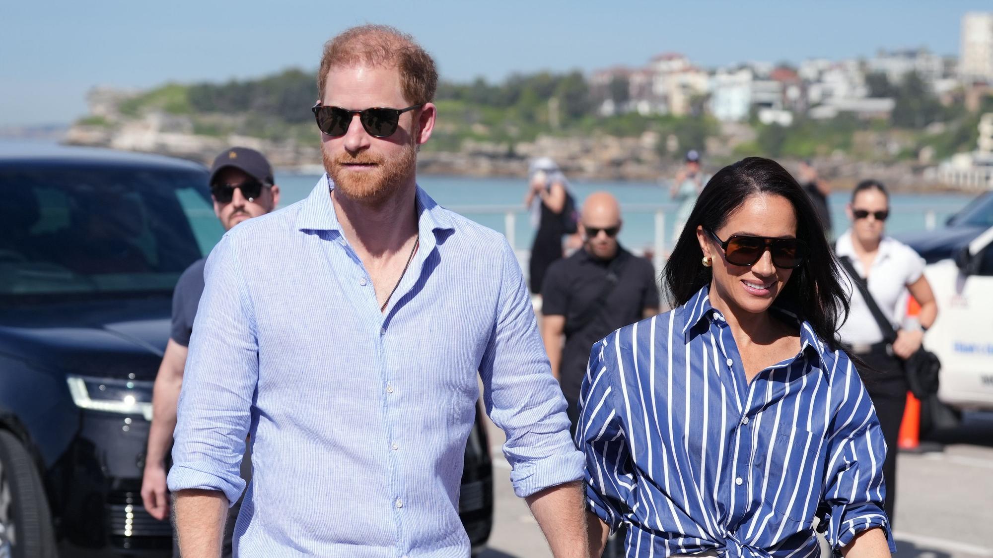 Der Herzog und die Herzogin von Sussex gehen nebeneinander.