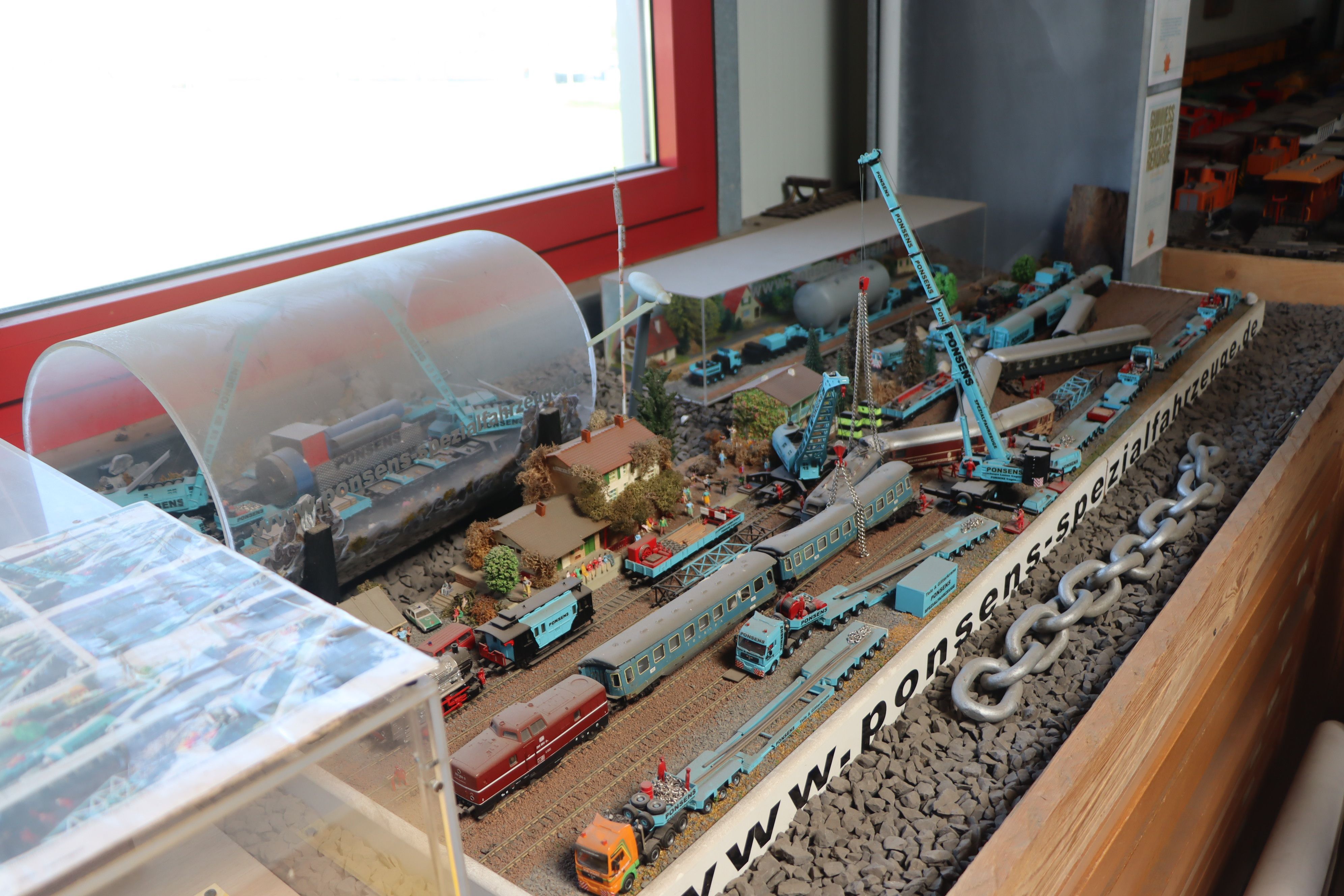 Das Bild zeigt den Unfall einer Miniatureisenbahn.