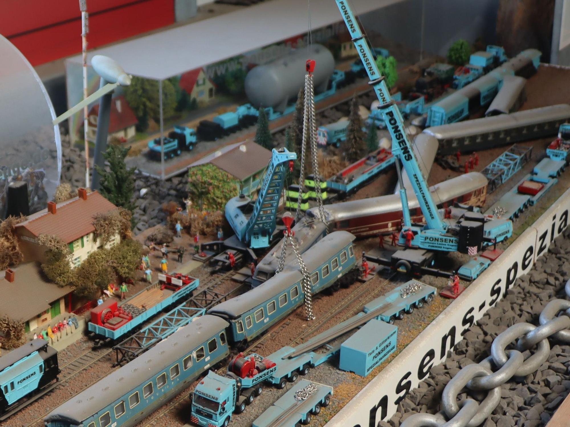 Das Bild zeigt den Unfall einer Miniatureisenbahn.