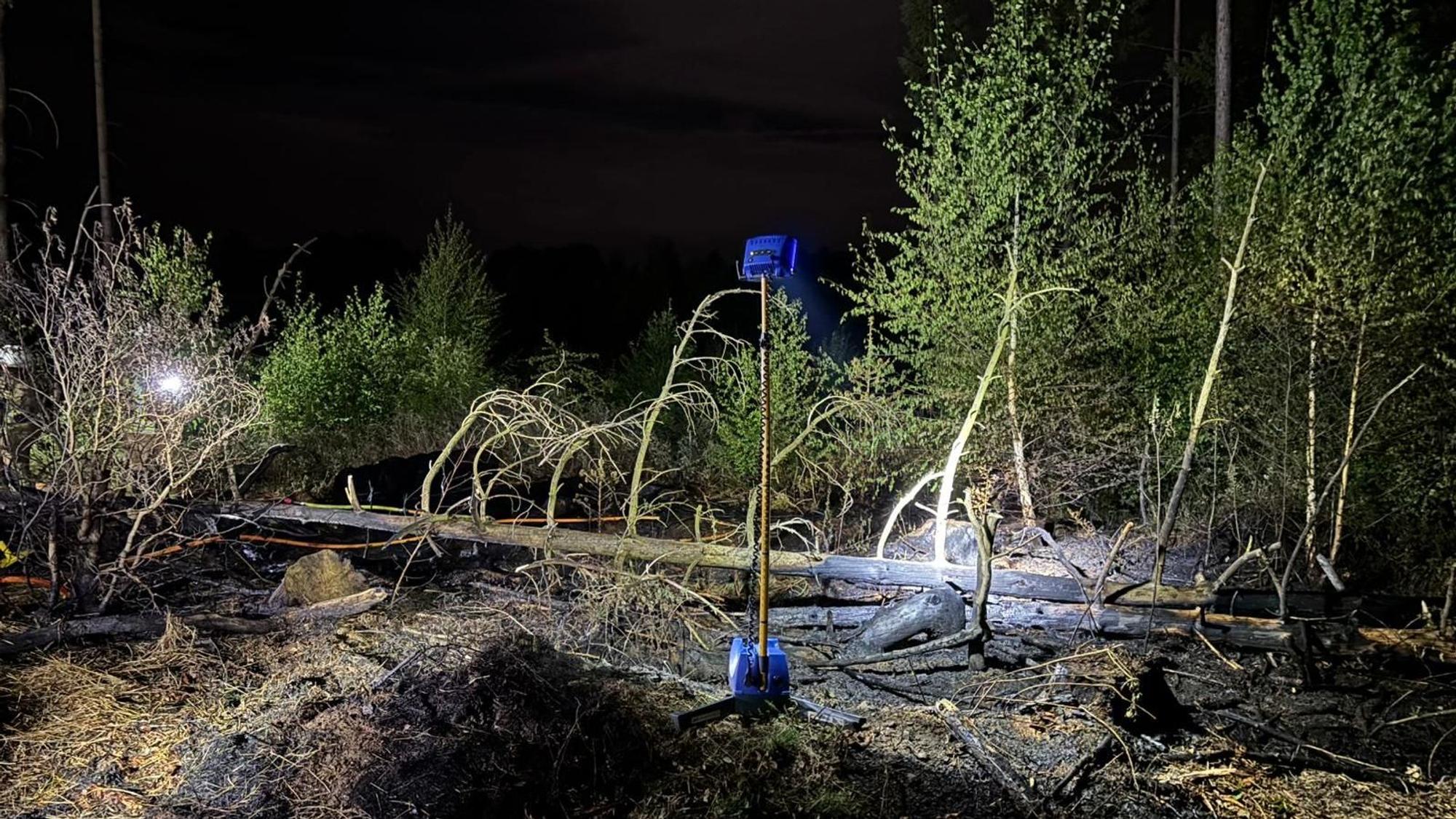 Gegen 23.37 Uhr hatten die Einsatzkräfte aus Nümbrecht und Drabenderhöhe die Flammen gelöscht.