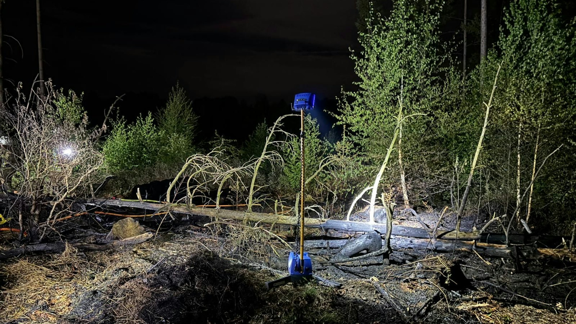 Gegen 23.37 Uhr hatten die Einsatzkräfte aus Nümbrecht und Drabenderhöhe die Flammen gelöscht.