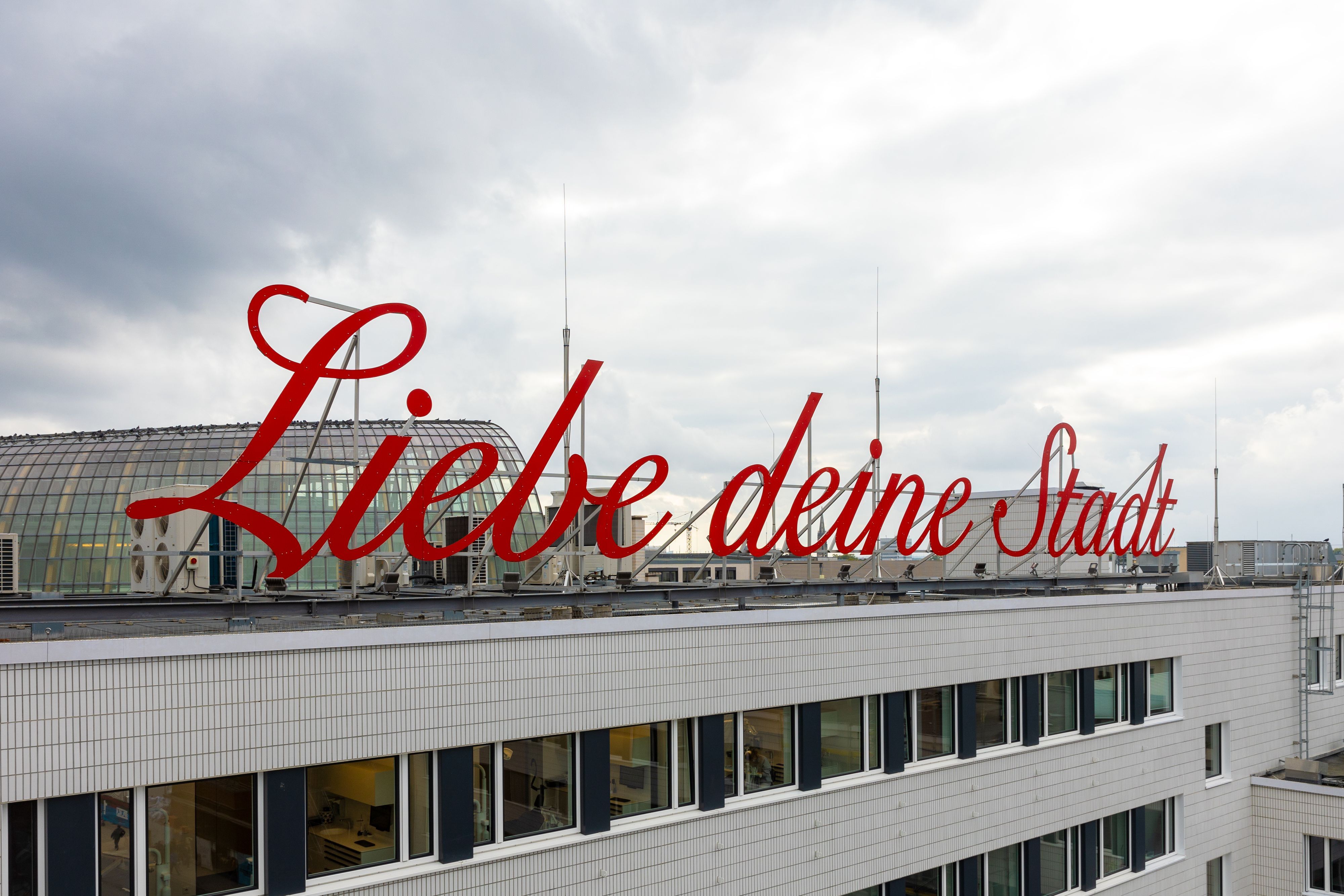 Der „Liebe deine Stadt“-Schriftzug über der Nord-Süd-Fahrt.