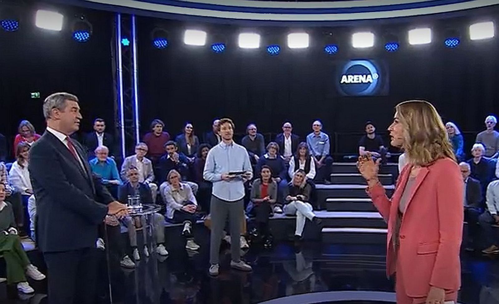 CSU-Chef Markus Söder (links) stellte sich Montagabend in der ARD-“Arena“ den Fragen des Publikums sowie der Moderatoren Louis Klamroth und Jessy Wellmer. (Bild: WDR)