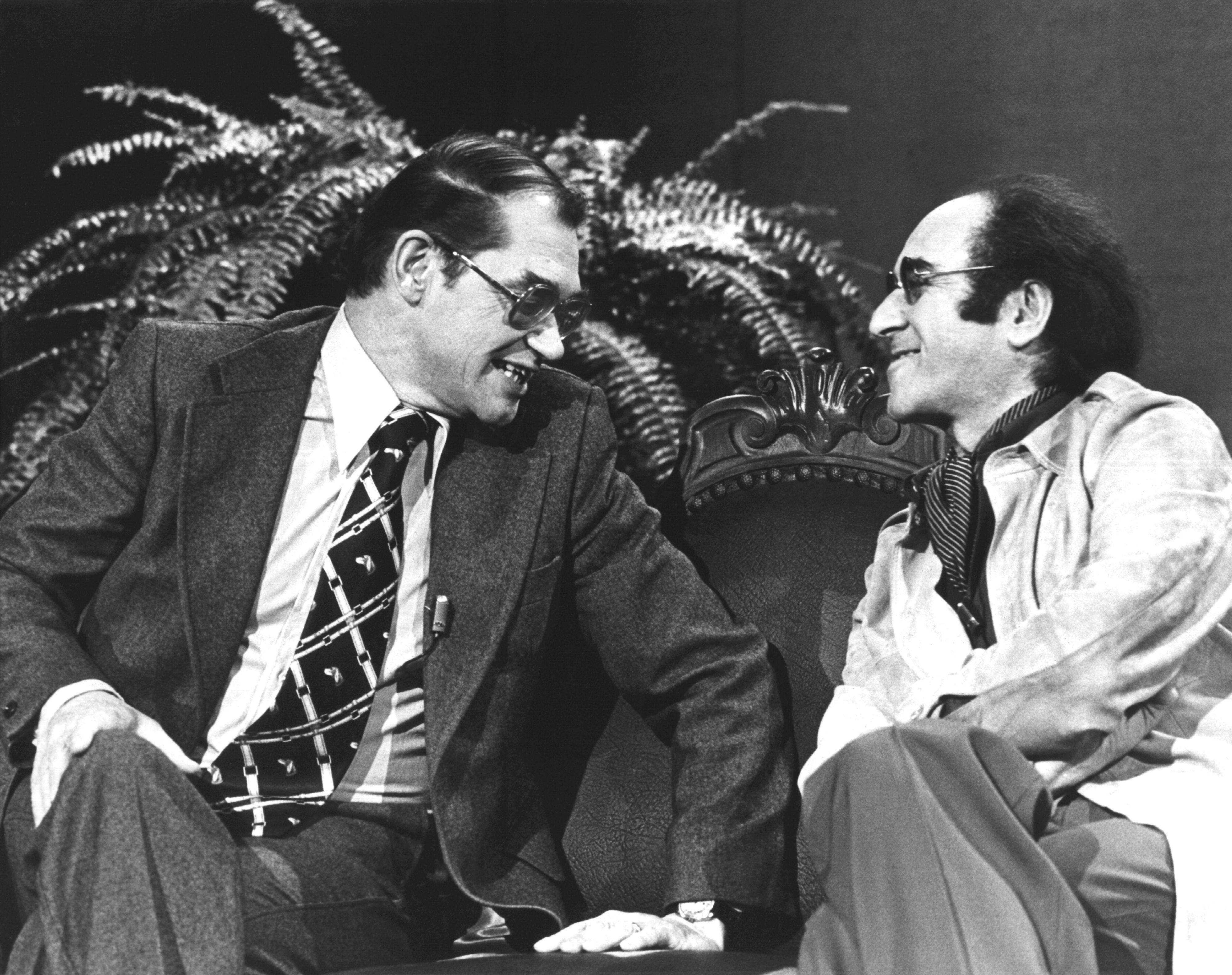 Die beiden Talkmaster Dieter Thoma (l) und Alfred Biolek am 25.01.1976 sitzen bei der ersten Ausstrahlung der Talkshow "Kölner Treff" nebeneinander.