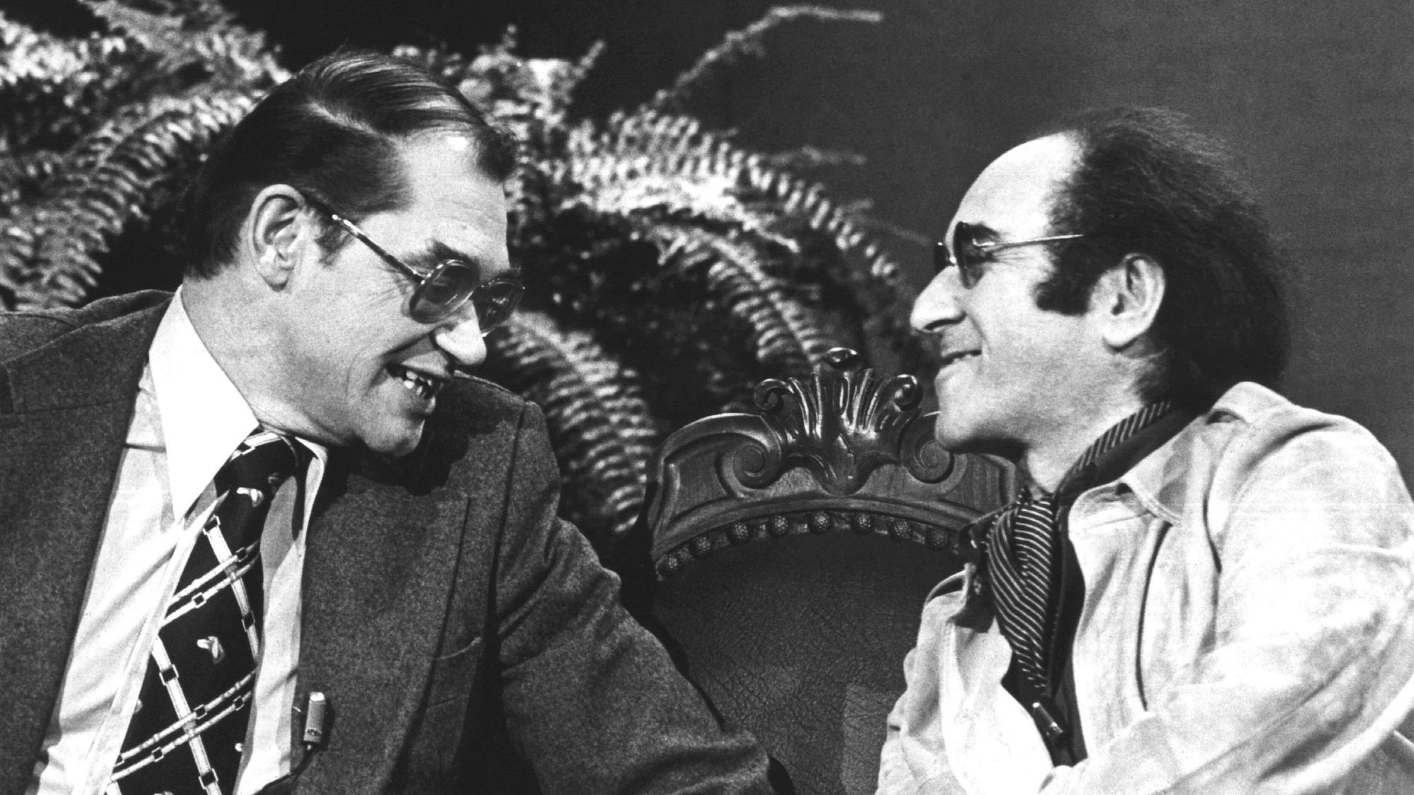 Die beiden Talkmaster Dieter Thoma (l) und Alfred Biolek am 25.01.1976 sitzen bei der ersten Ausstrahlung der Talkshow "Kölner Treff" nebeneinander.