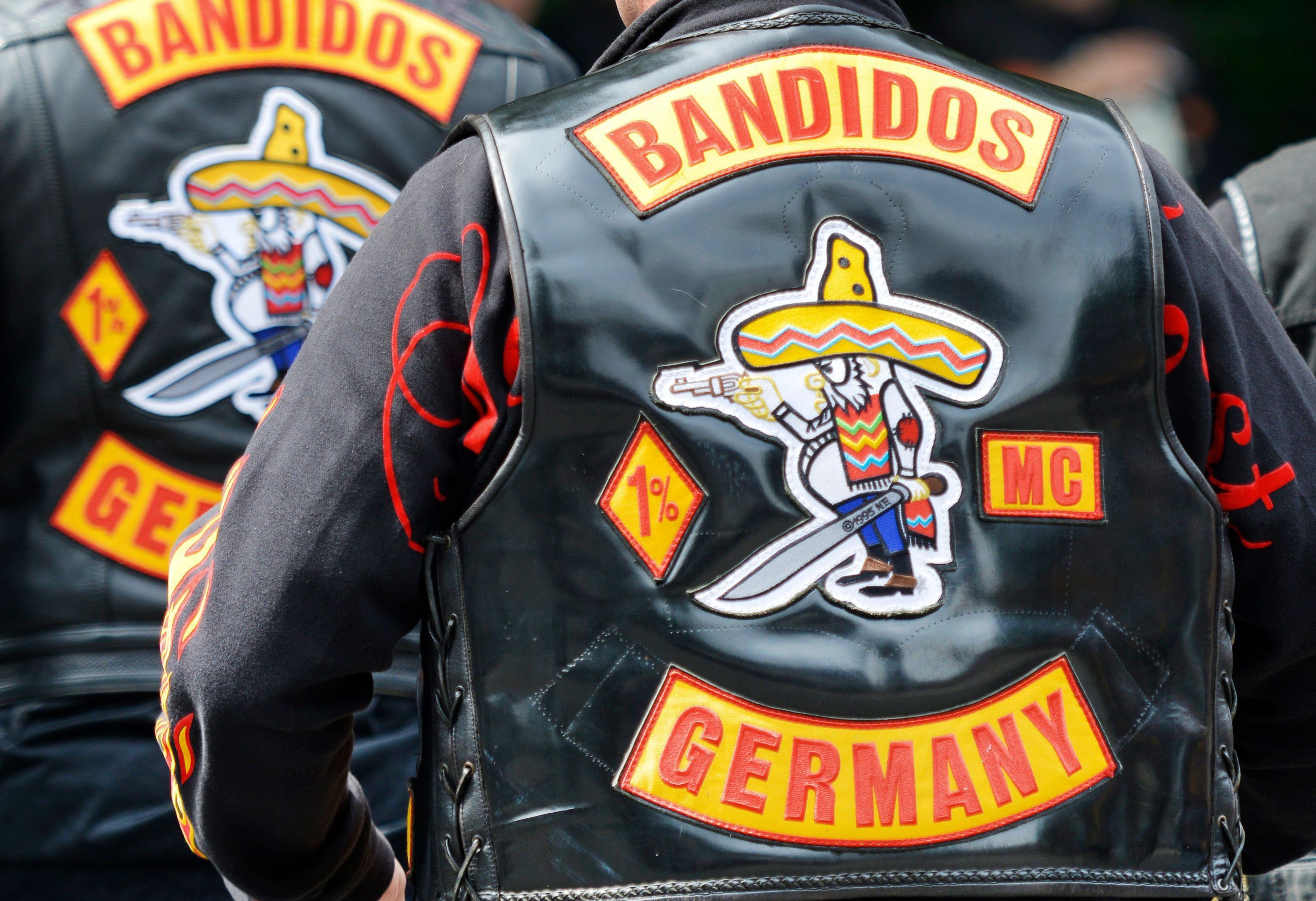 Bandidos Germany steht auf Westen, die Anhänger der Motorradgruppe tragen. Sie galten als Rivalen der Hells Angels. (Archivbild)
