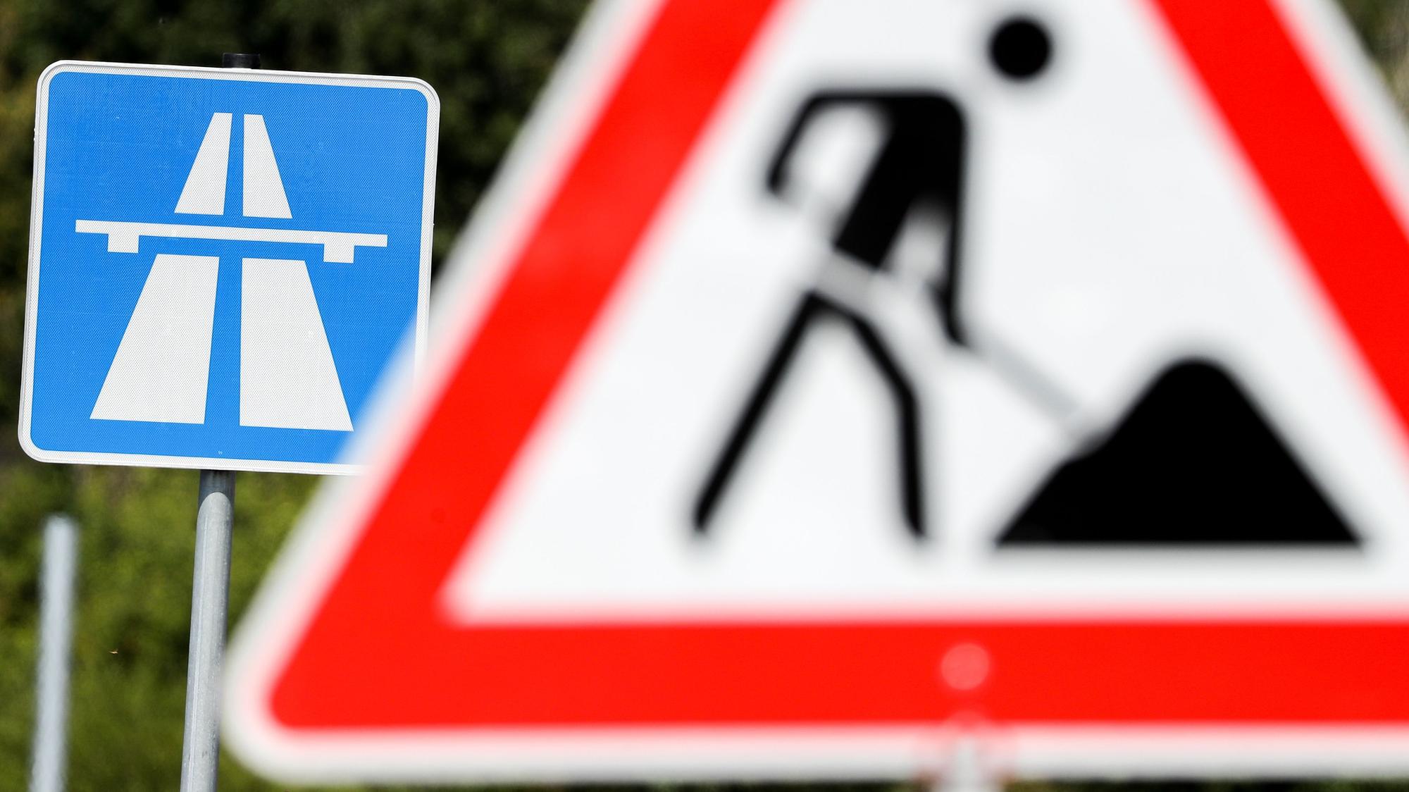 Ein Schild weist auf eine Baustelle auf einer Autobahn hin.