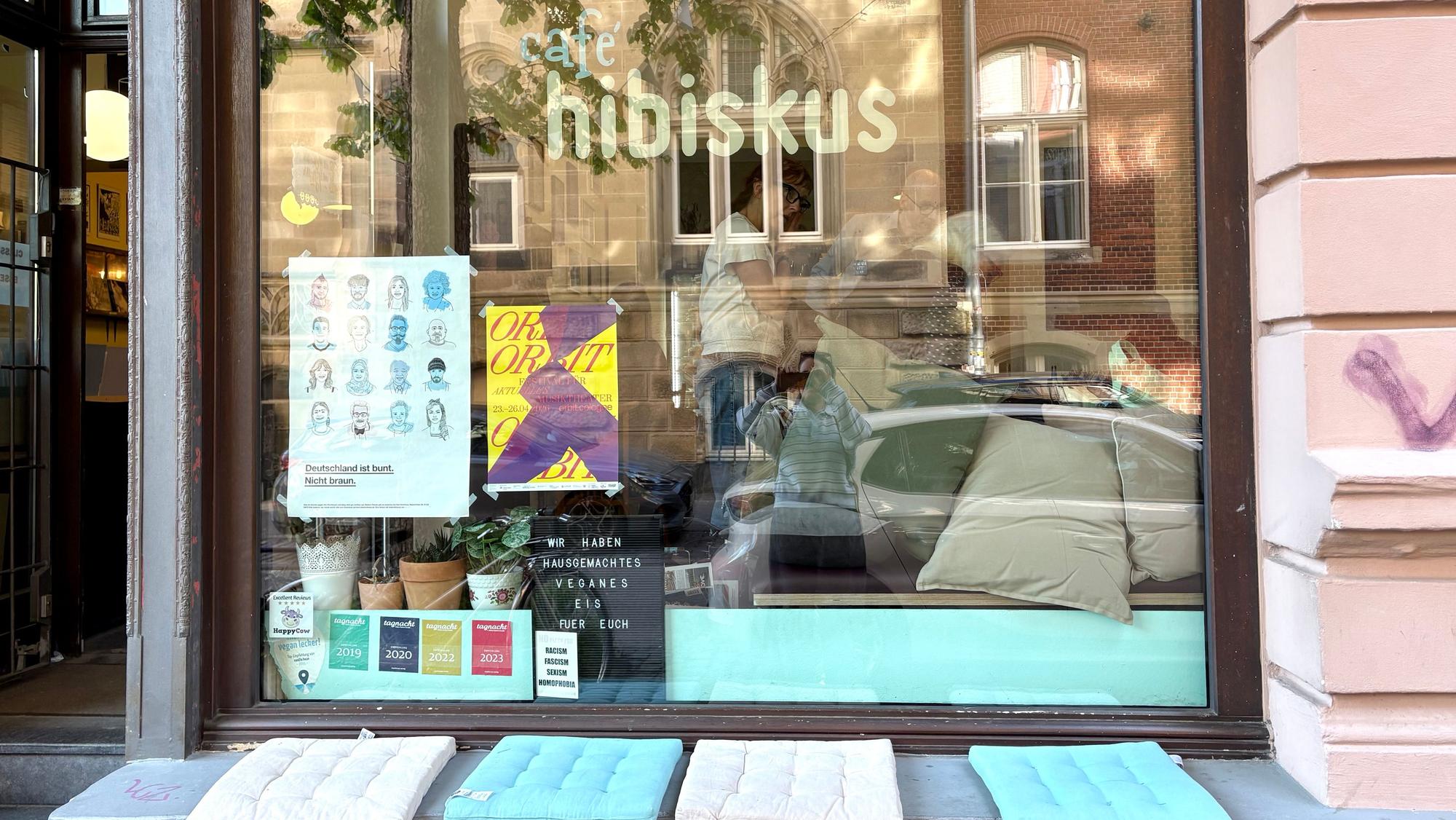 Das Café Hibiskus von außen in der Ritterstraße, in der auch ein Tattoo-Laden, Record-Store und Comicgeschäft zu finden sind.