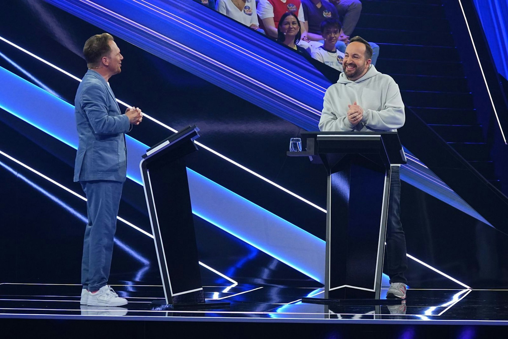 Comedian Ralf Schmitz befragt Einzelkandidat Sven. (Bild: RTL / Stefan Gregorowius)