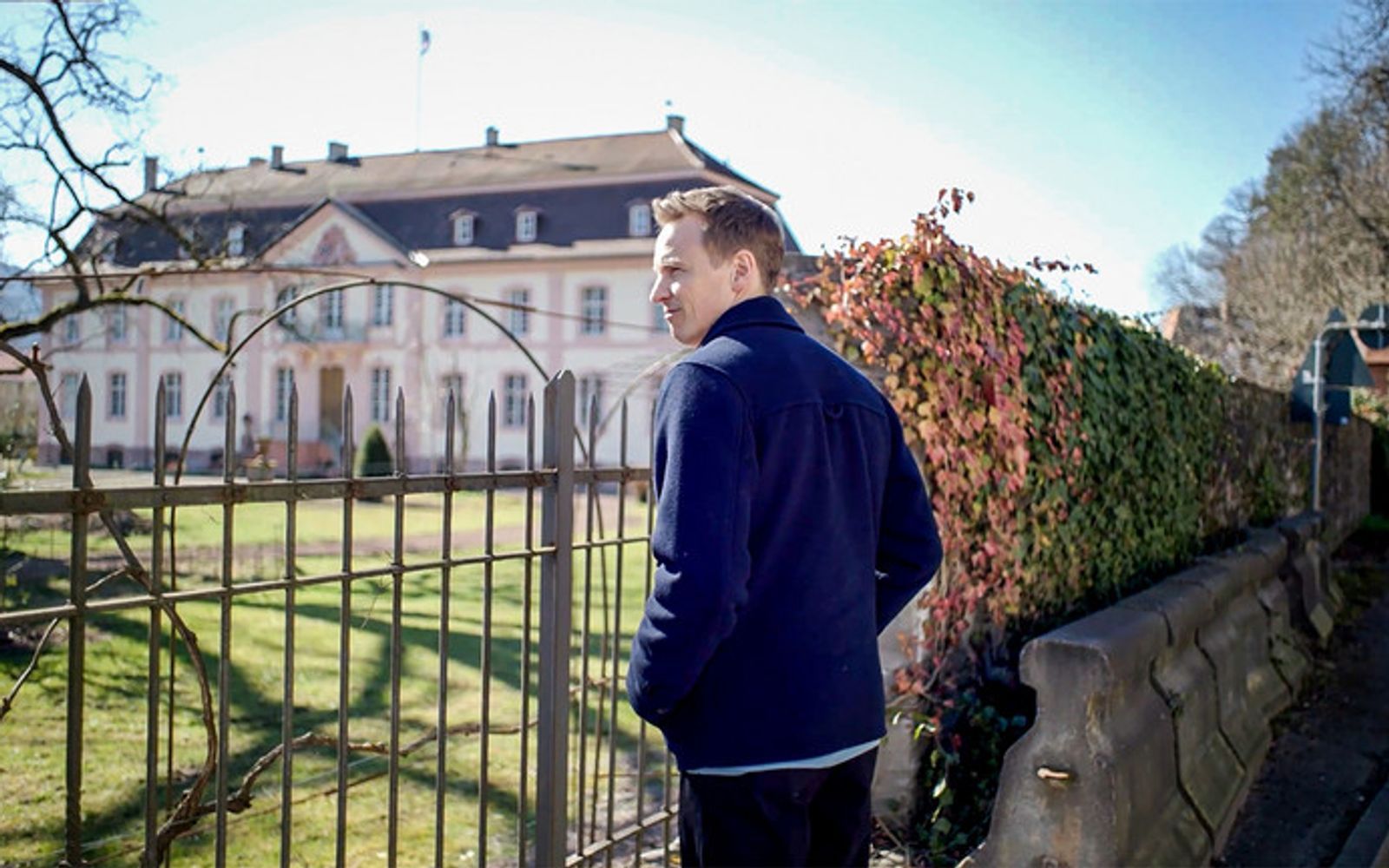 Jochen Breyer erkundet die „geheime Welt des Adels“ in Deutschland. (Bild: ZDF/Nicolai Mehring)