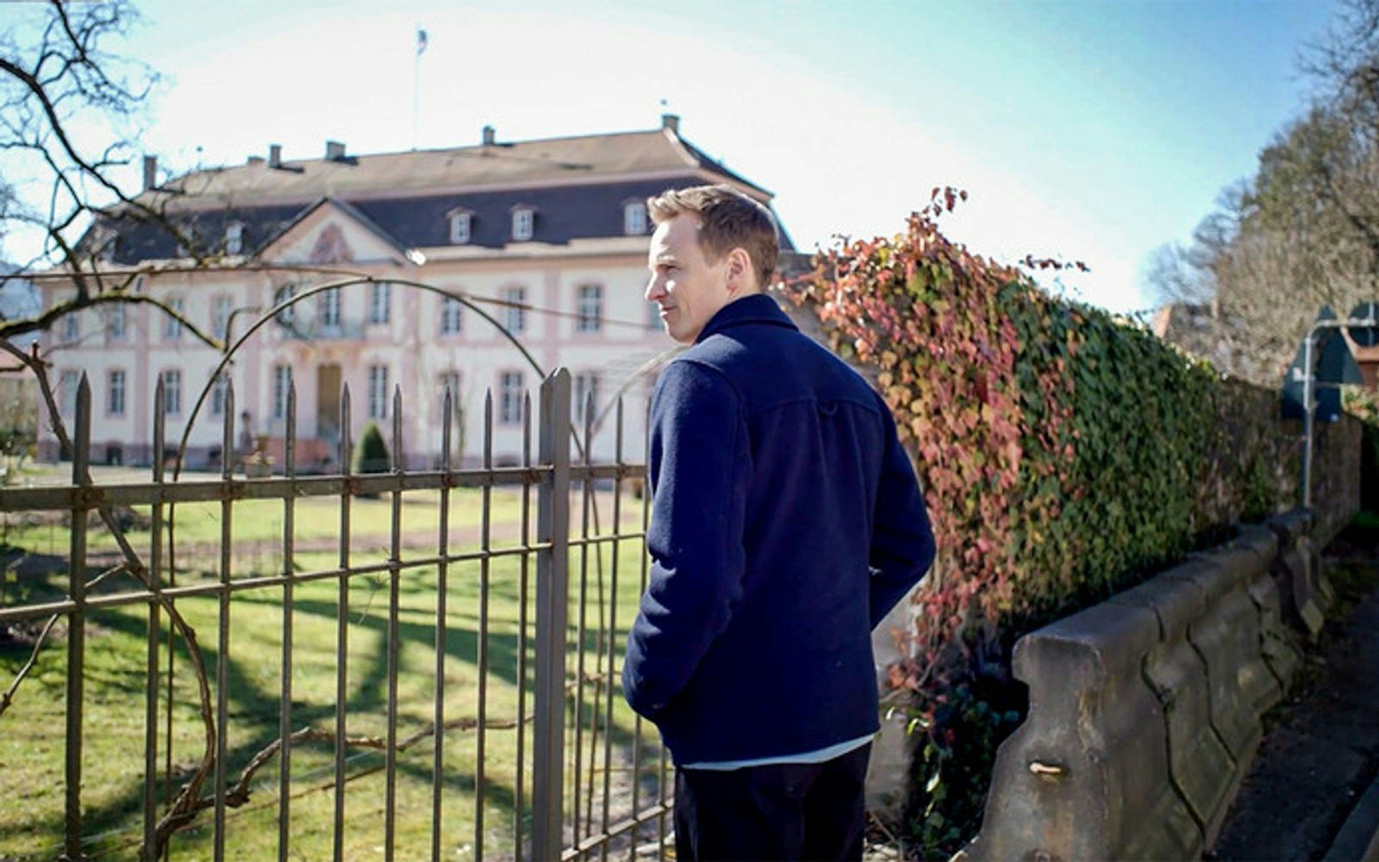 Jochen Breyer erkundet die „geheime Welt des Adels“ in Deutschland. (Bild: ZDF/Nicolai Mehring)