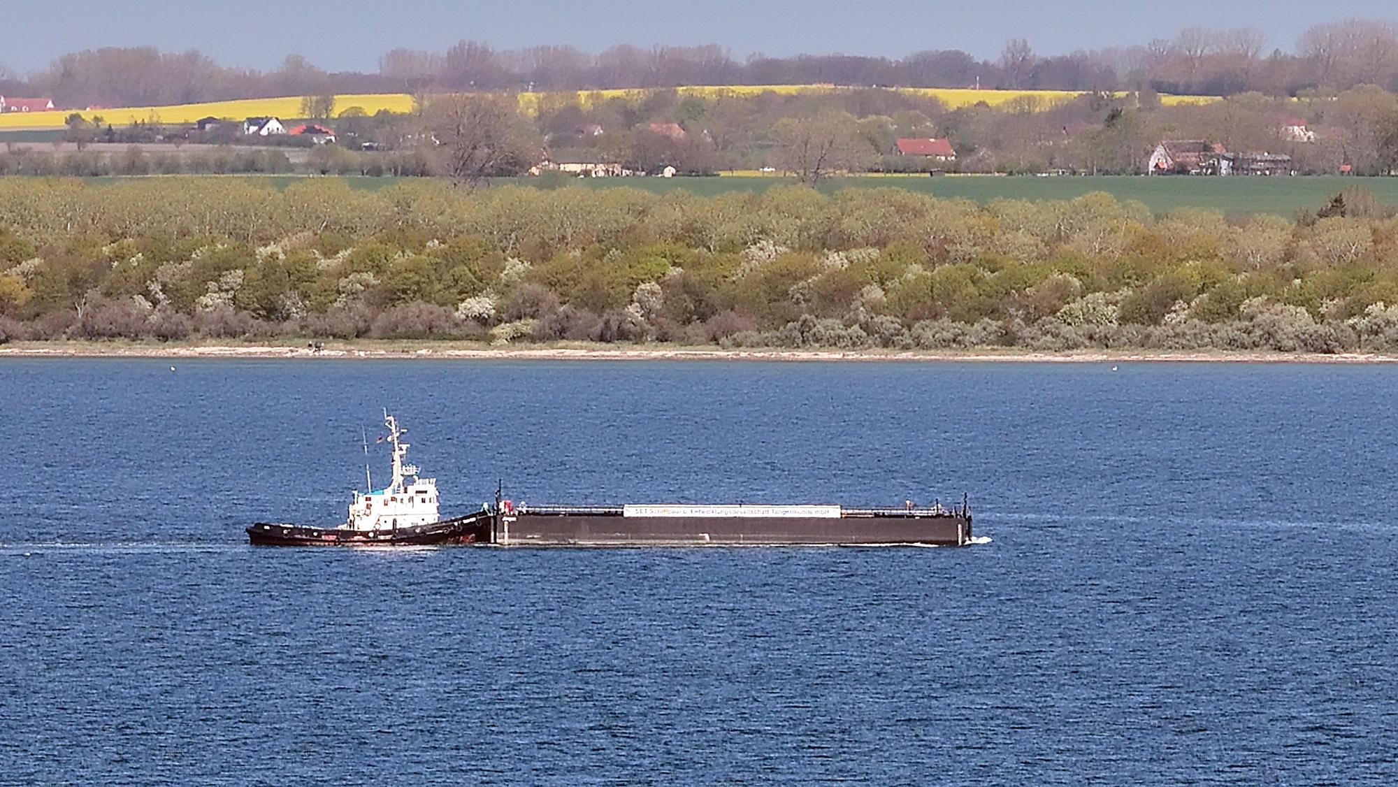 Das Schubschiff „Hans“ mit dem Lastkahn steht für die Rettung des gestrandeten Buckelwals „Timmy“ bereit.