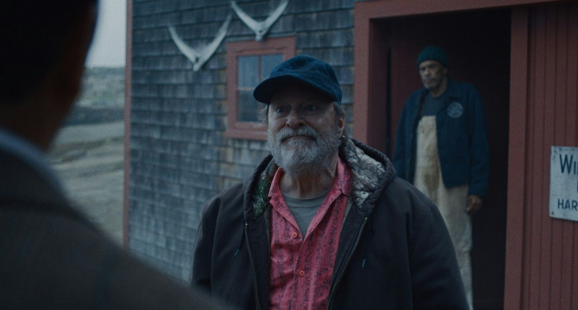 Wyck (Stephen Root) kennt alle alten Geschichten über „Widow's Bay“ - aber niemand will ihm glauben. (Bild: © Apple TV)