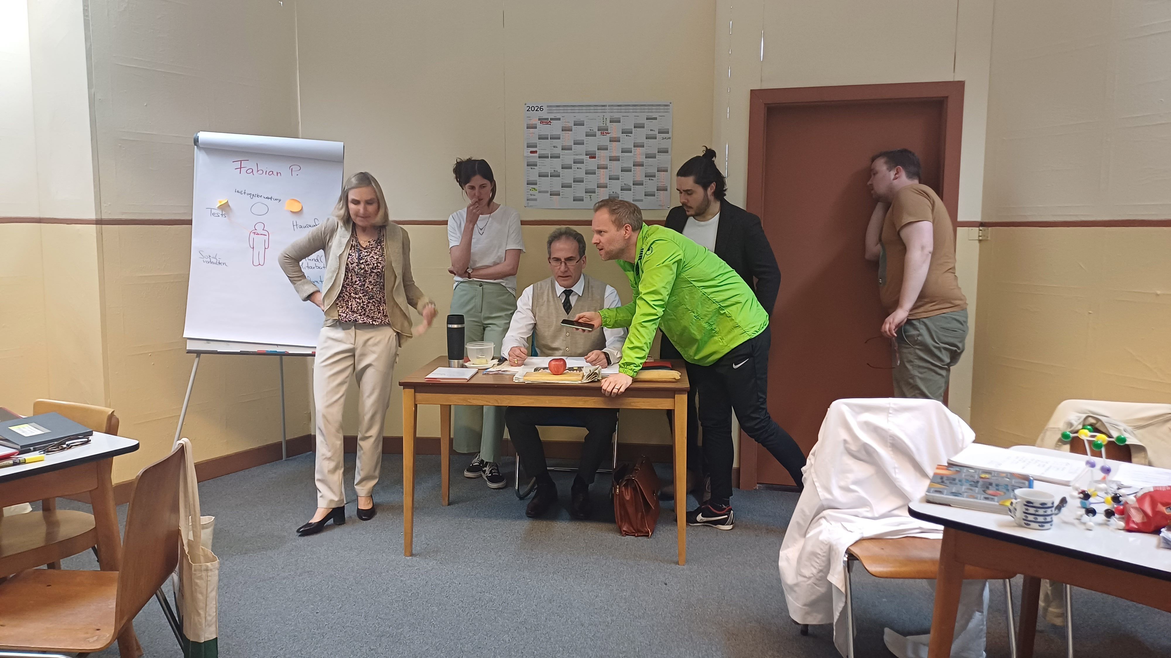 Die Volksbühne Bergisch Neukirchen präsentiert die Komödie „Eingeschlossene Gesellschaft“.