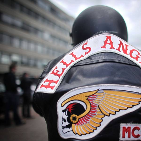 Ein Mitglied der Rockergruppe Hells Angels auf seinem Motorr