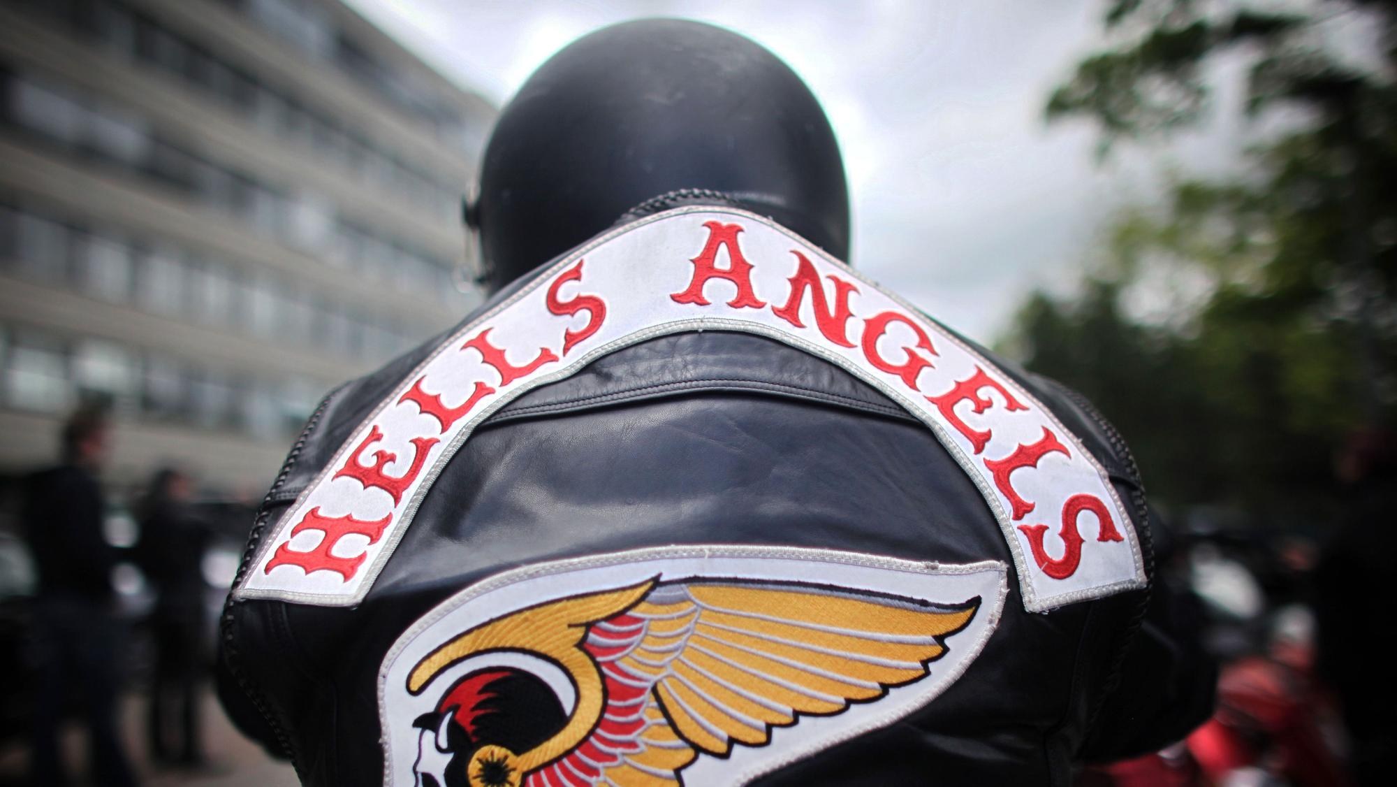 Ein Mitglied der Rockergruppe Hells Angels auf seinem Motorr