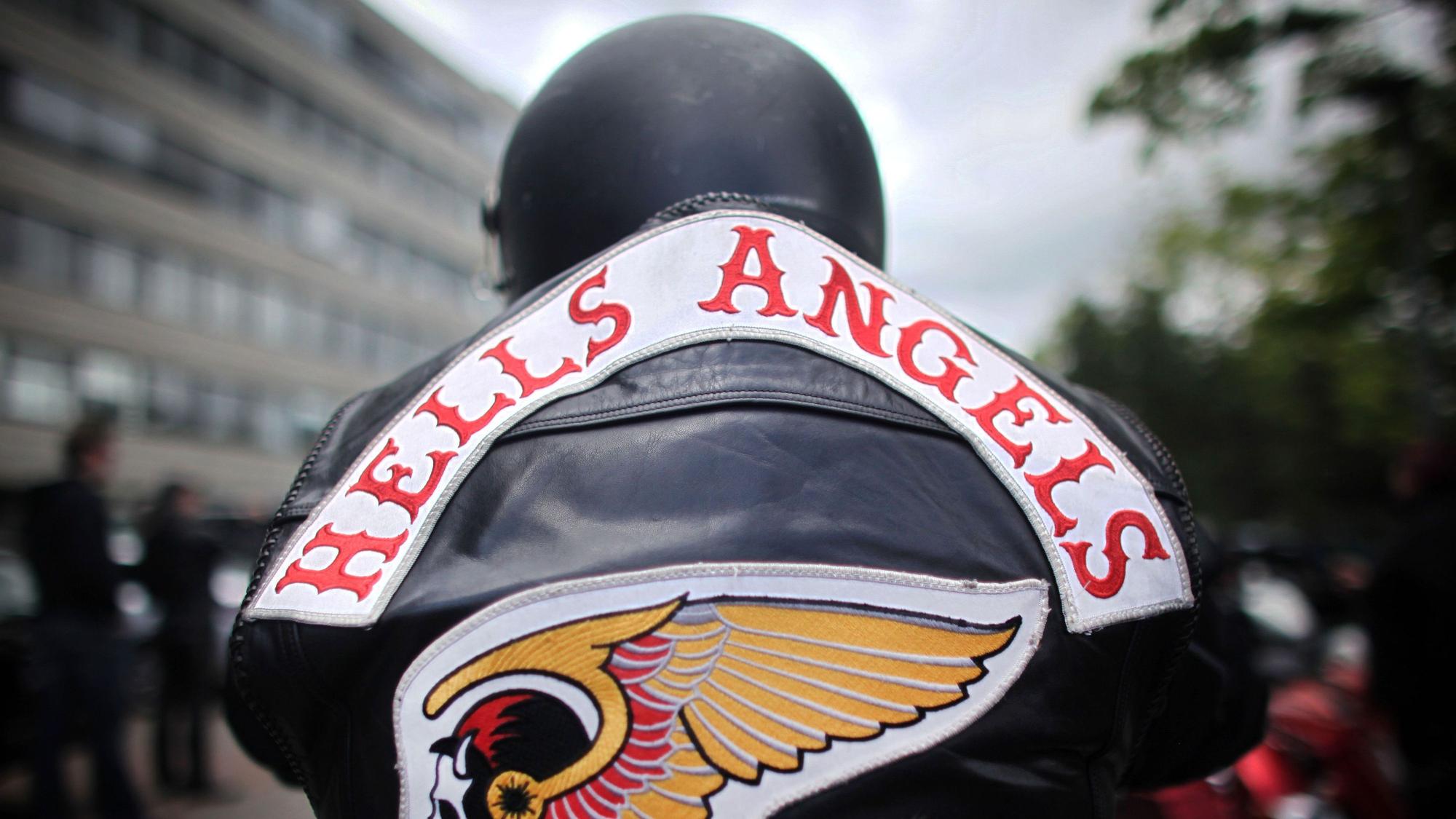 Ein Mitglied der Hells Angels: 1200 Polizisten sind bei der Razzia gegen die Gruppe im Einsatz. (Symbolbild)