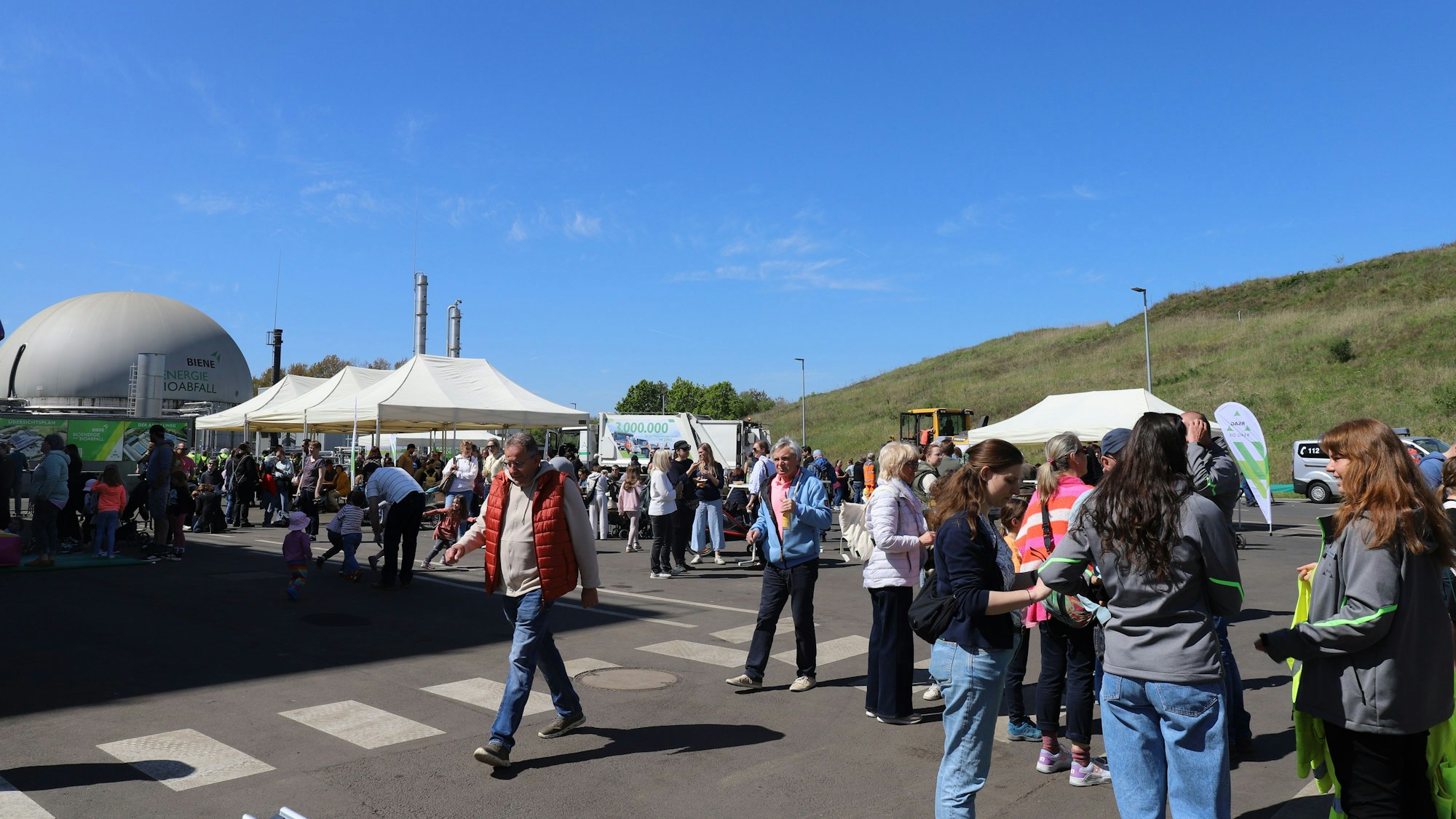 Die Besucherinnen und Besucher strömten in Scharen auf das Gelände.
