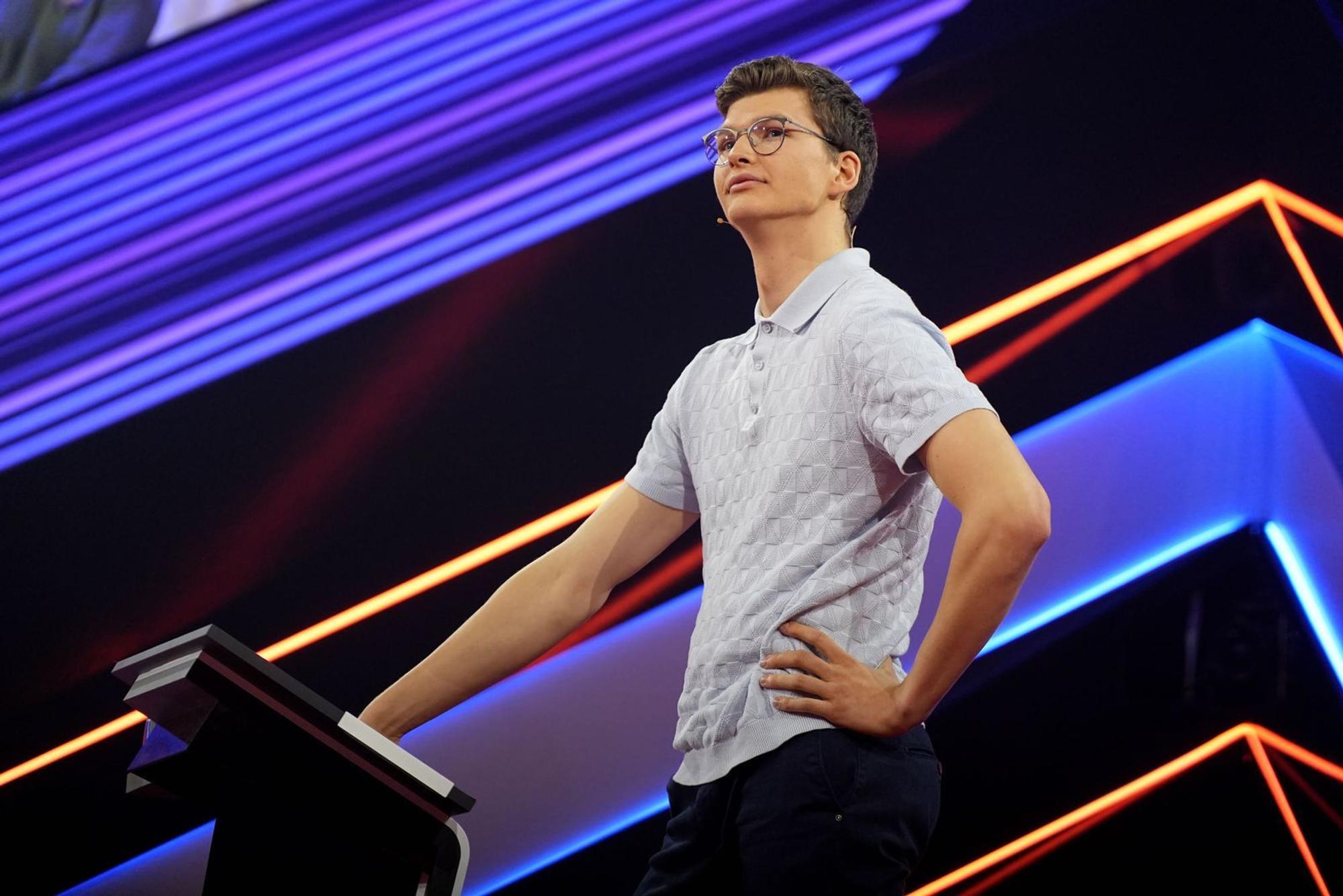 Student Simon verschätzt sich bei einer Frage nach dem Klopapierverbrauch. (Bild: RTL / Stefan Gregorowius)