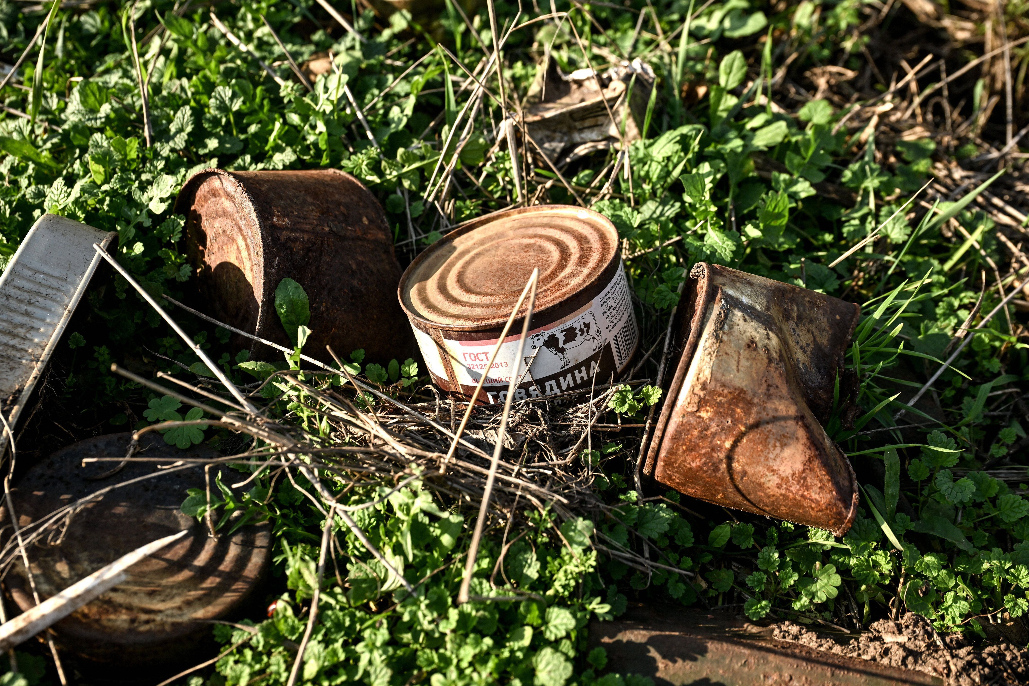 Das Foto zeigt aufgebrauchte Lebensmittelrationen, die von der ukrainischen Armee im Bereich einer russischen Stellung gefunden wurden. (Archivbild)