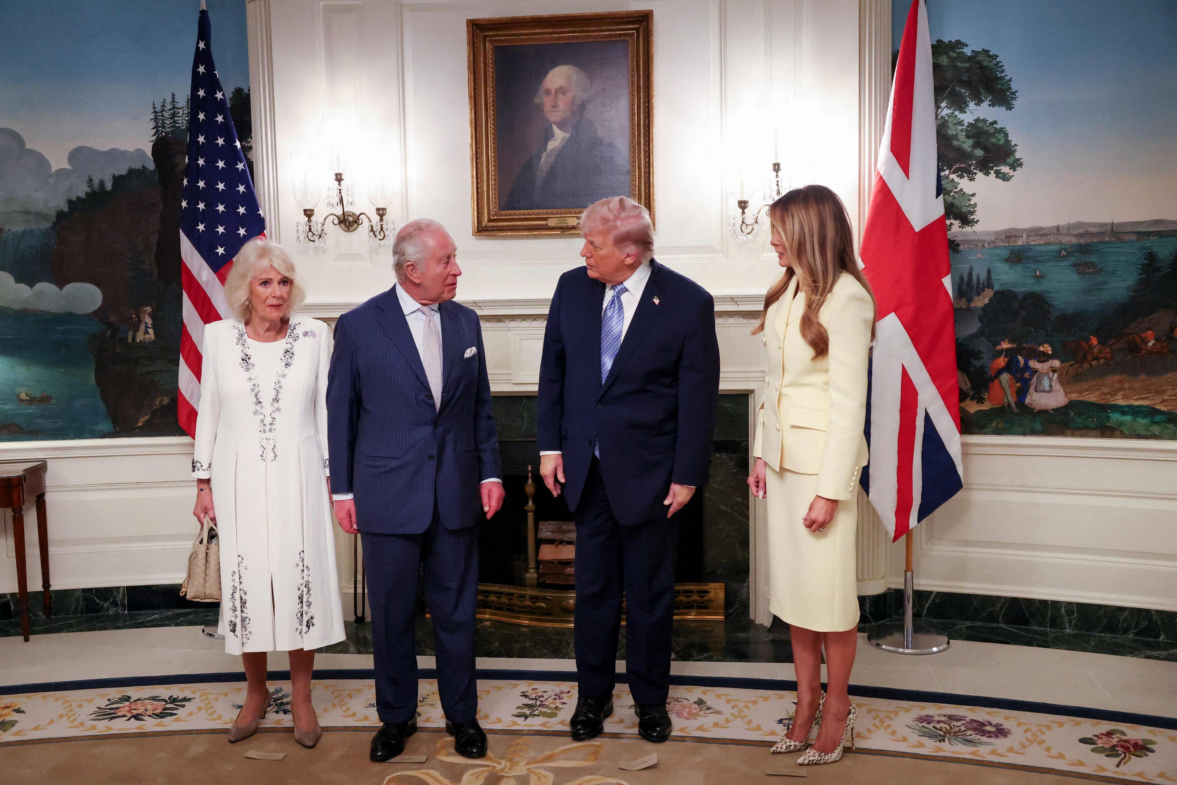 Camilla und Charles III. treffen im Weißen Haus in Washington, D.C. auf Donald Trump und First Lady Melania Trump. Beim offiziellen Fototermin am 27. April 2026 posieren die vier für die Kameras.