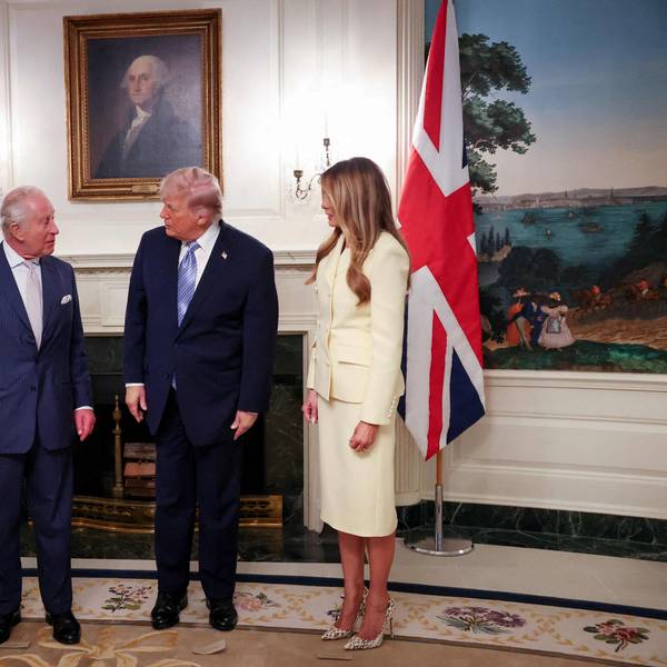 Camilla und Charles III. treffen im Weißen Haus in Washington, D.C. auf Donald Trump und First Lady Melania Trump. Beim offiziellen Fototermin am 27. April 2026 posieren die vier für die Kameras.