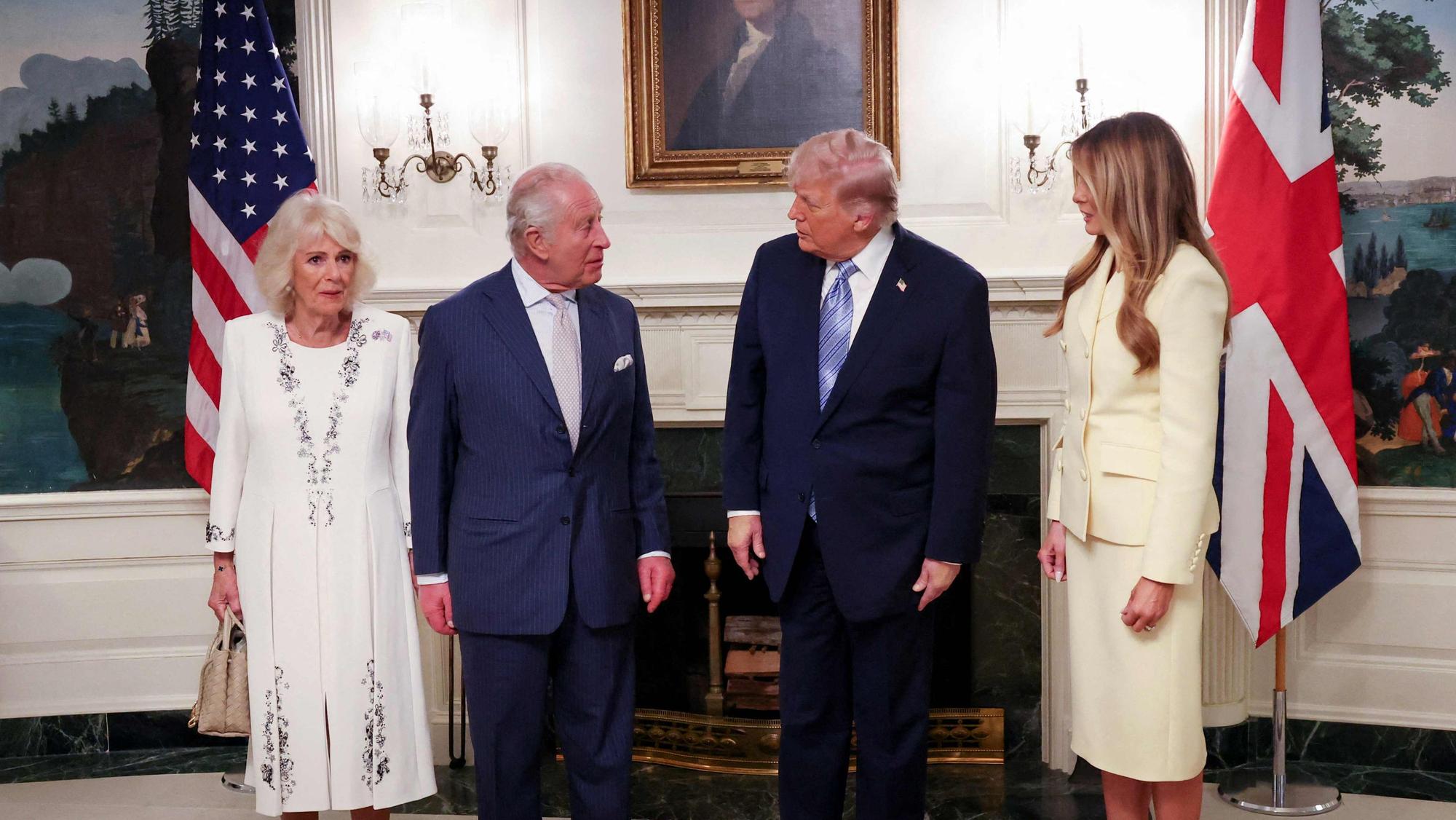 Camilla und Charles III. treffen im Weißen Haus in Washington, D.C. auf Donald Trump und First Lady Melania Trump. Beim offiziellen Fototermin am 27. April 2026 posieren die vier für die Kameras.
