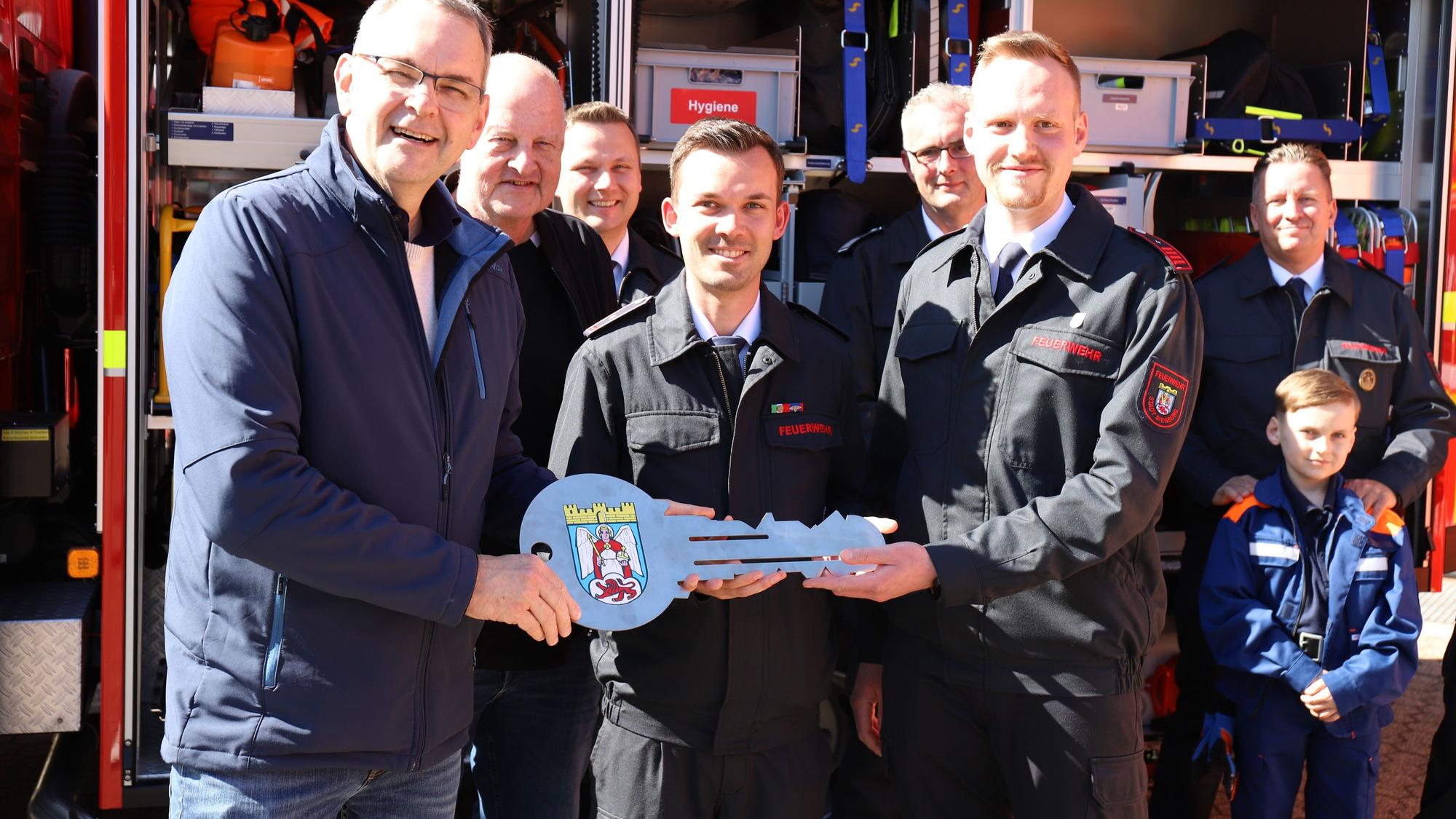 Bürgermeister Stefan Rosemann (l.) übergab die Fahrzeugschlüssel an die stellvertretenden Löschgruppenführer vom Brückberg, Daniel Klein (M.) und Leon Schiffbauer.