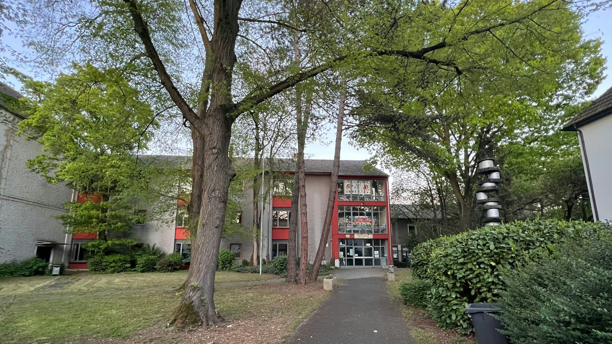 Der alte Baumbestand auf dem Gelände des Berufskollegs Porz.