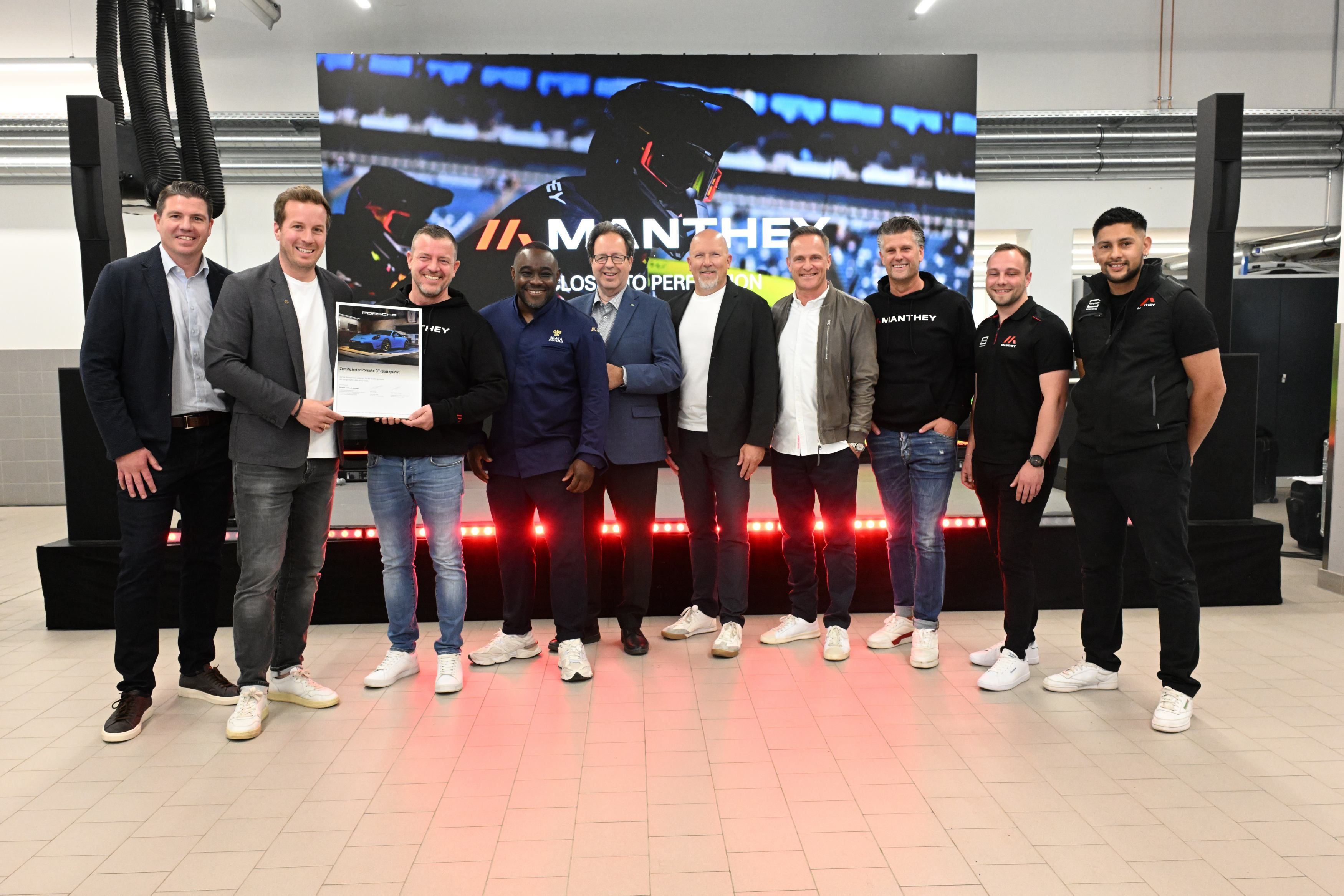 Zehn leger gekleidete Männer stehen nebeneinander.