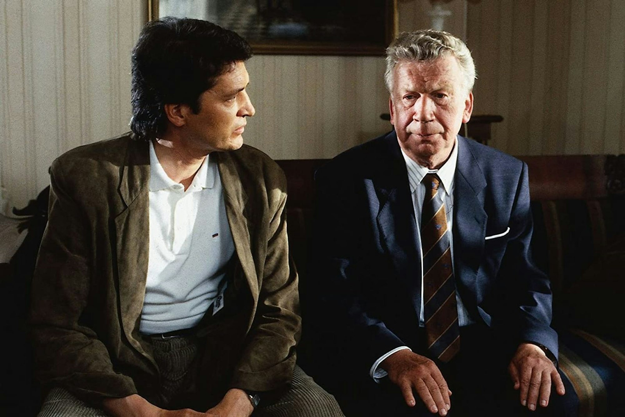 Heinz Reincke spielte im „Landarzt“ über 20 Jahre und bis kurz vor seinem Tod den Pastor und Bürgermeister Albert Eckholm (Bild, rechts). Er starb 2011 an Lungenkrebs. (Bild: ZDF / Studio Hamburg Enterprises)