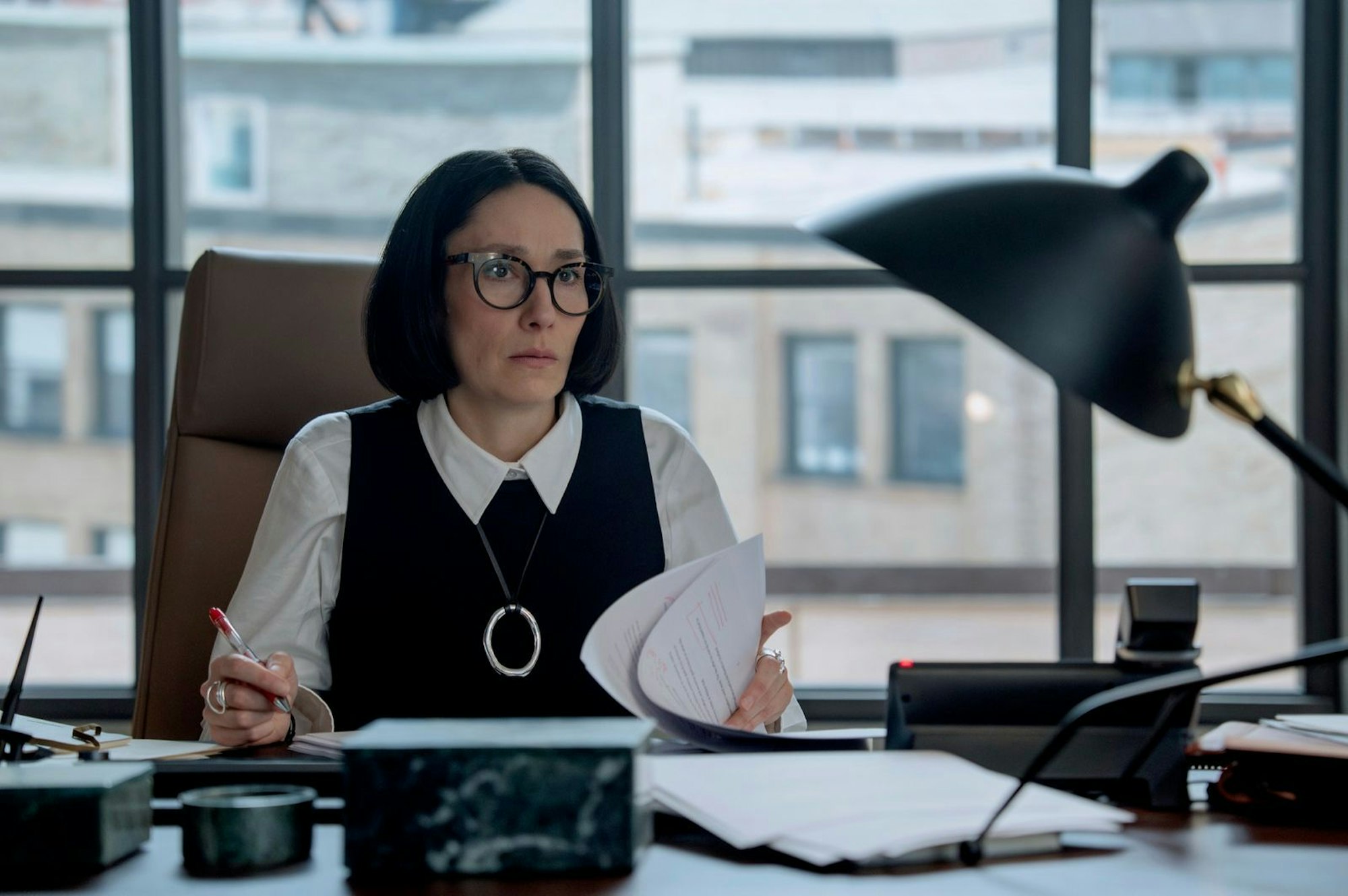 Literaturagentin Terry (Sian Clifford) wird von den Ereignissen überrumpelt. (Bild: © 2026 Mr. Magoo, LLC. All rights reserved)