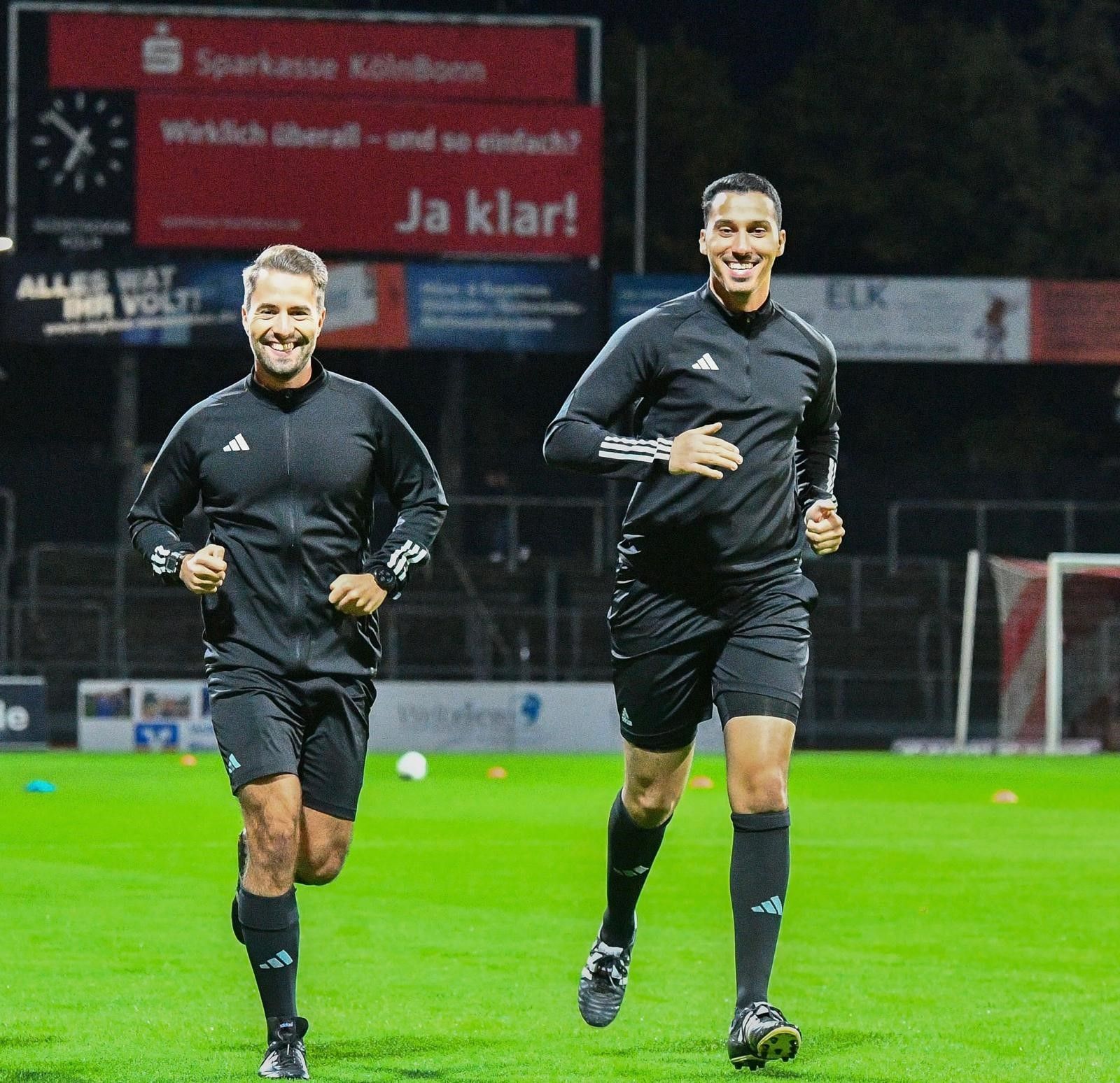 Tarik Damar leitet das Pokalfinale in Köln. Luca Marx unterstützt ihn an der Linie.