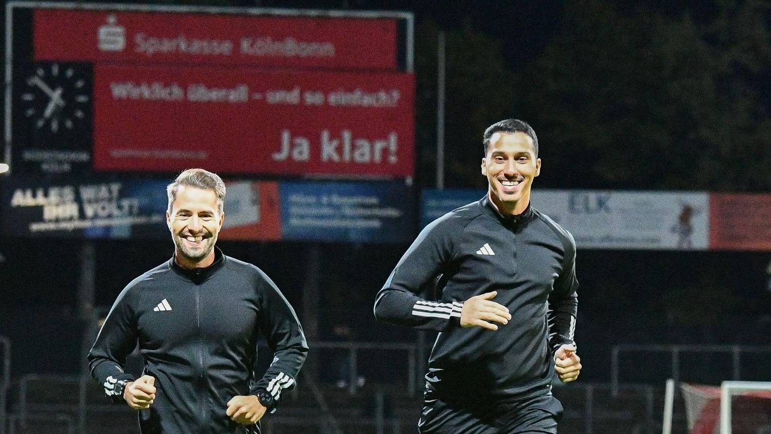 Tarik Damar leitet das Pokalfinale in Köln. Luca Marx unterstützt ihn an der Linie.