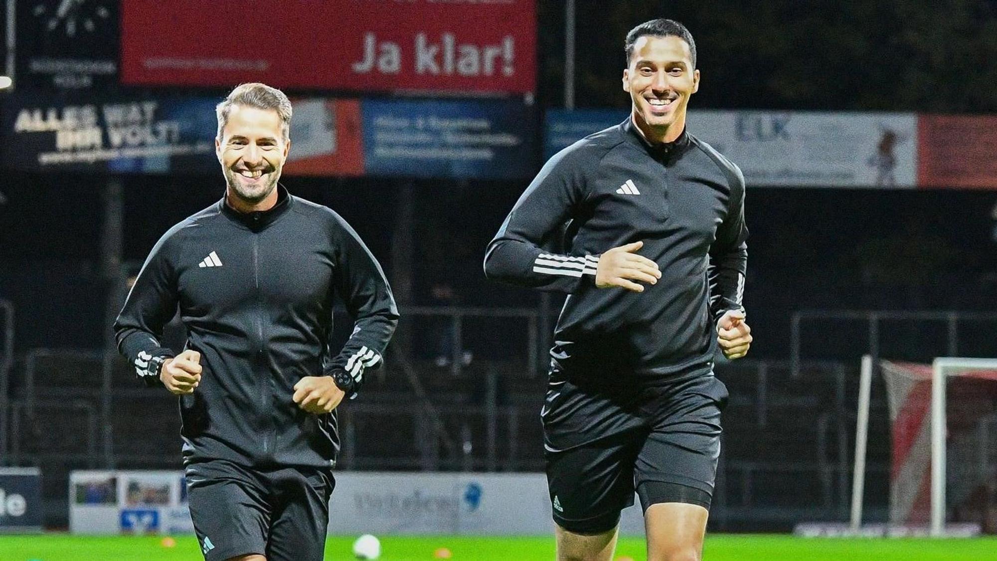 Tarik Damar leitet das Pokalfinale in Köln. Luca Marx unterstützt ihn an der Linie.