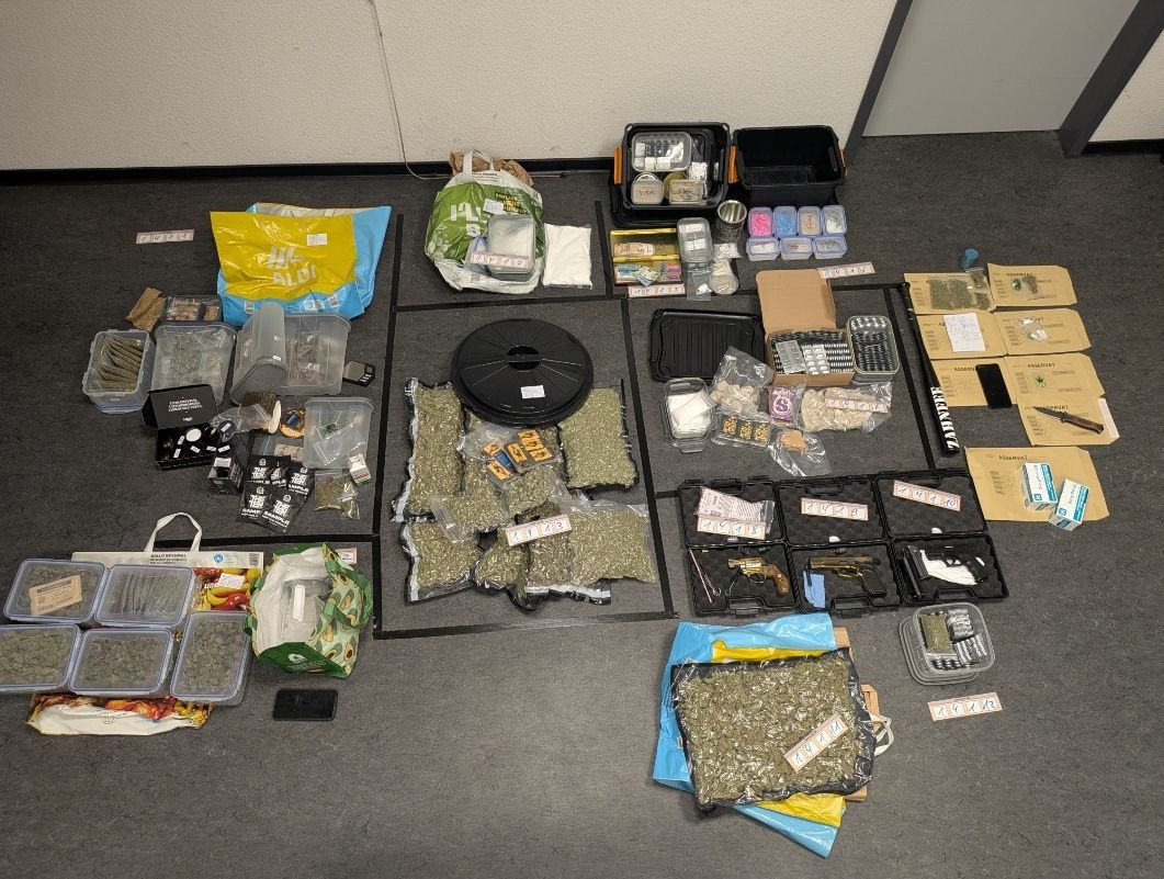 Die von der Polizei sichergestellten Drogen und Waffen.