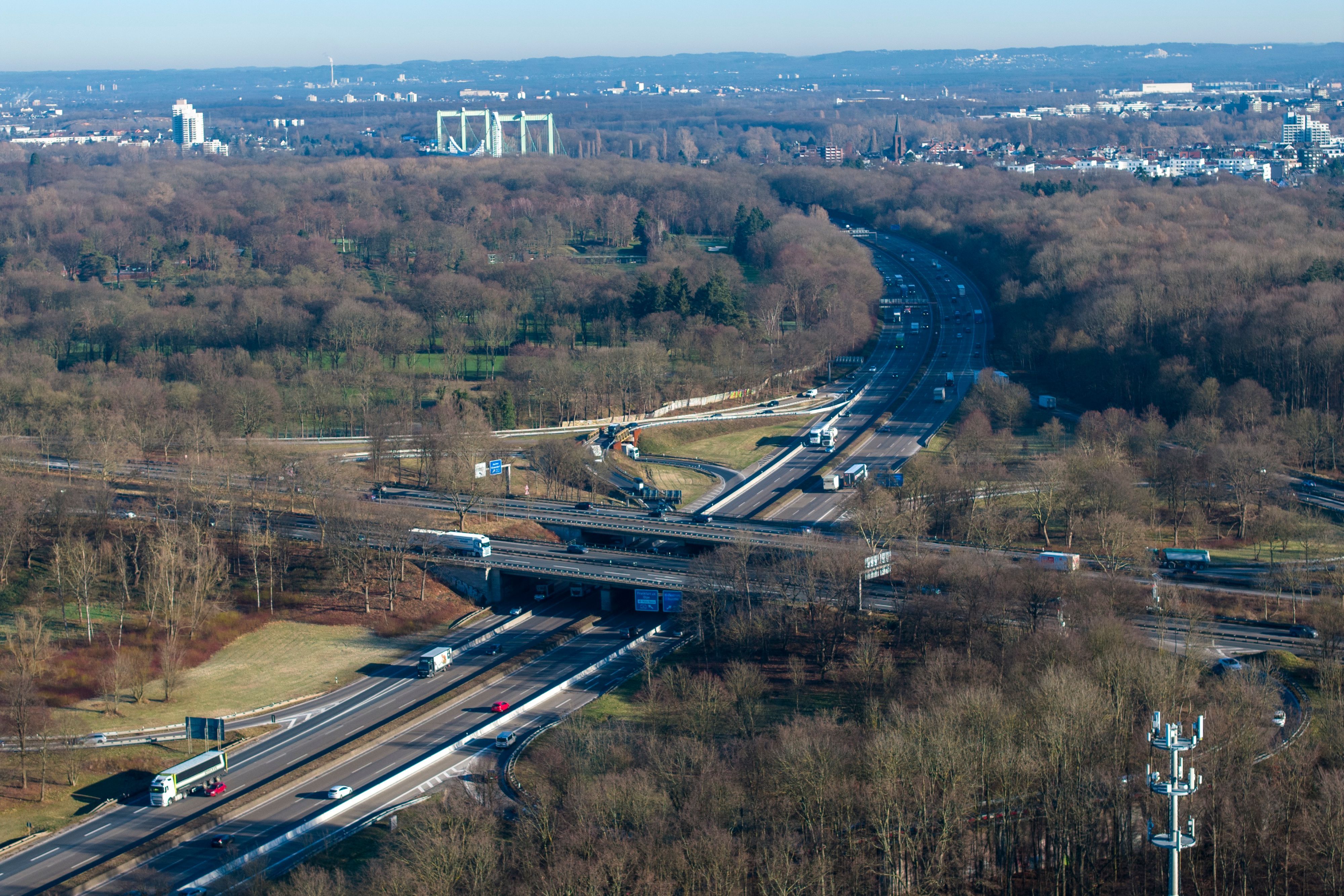Das Autobahnkreuz Köln-Süd verbindet die A4 und A555. (Archivbild)