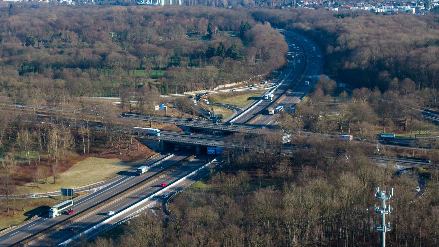 Das Autobahnkreuz Köln-Süd verbindet die A4 und A555. (Archivbild)