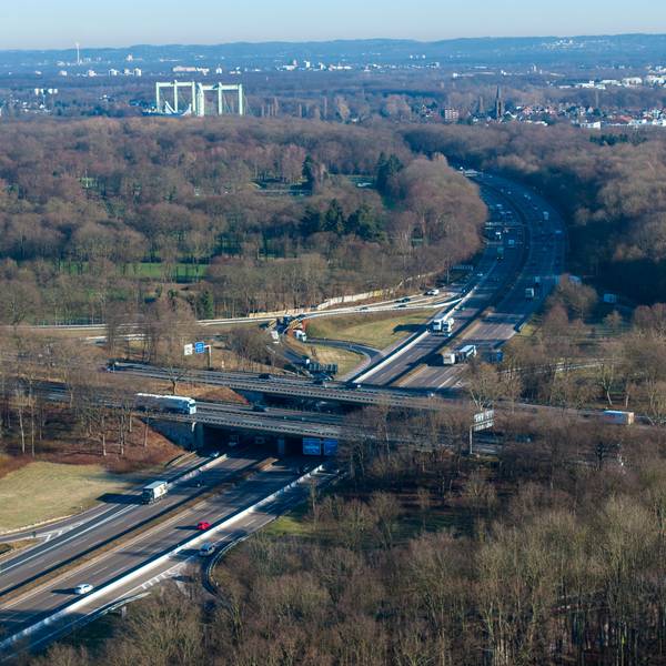 Das Autobahnkreuz Köln-Süd verbindet die A4 und A555. (Archivbild)