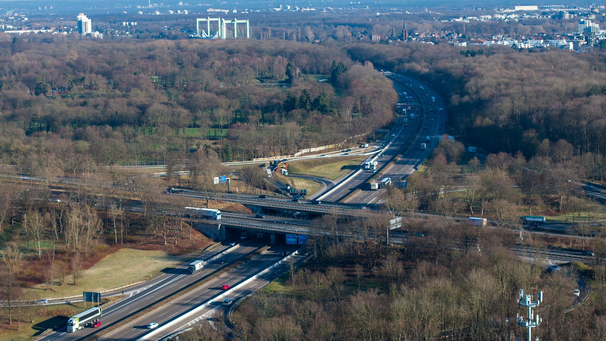Das Autobahnkreuz Köln-Süd verbindet die A4 und A555. (Archivbild)