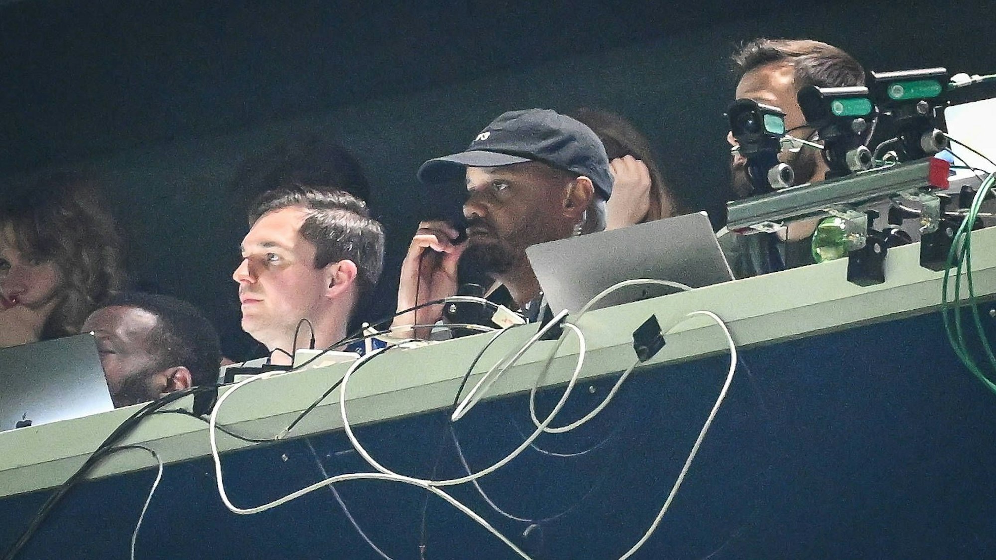 Wegen seiner Gelbsperre verfolgte Bayern-Trainer Vincent Kompany das Spiel von der Tribüne aus – und hatte beste Sicht auf das Spektakel.