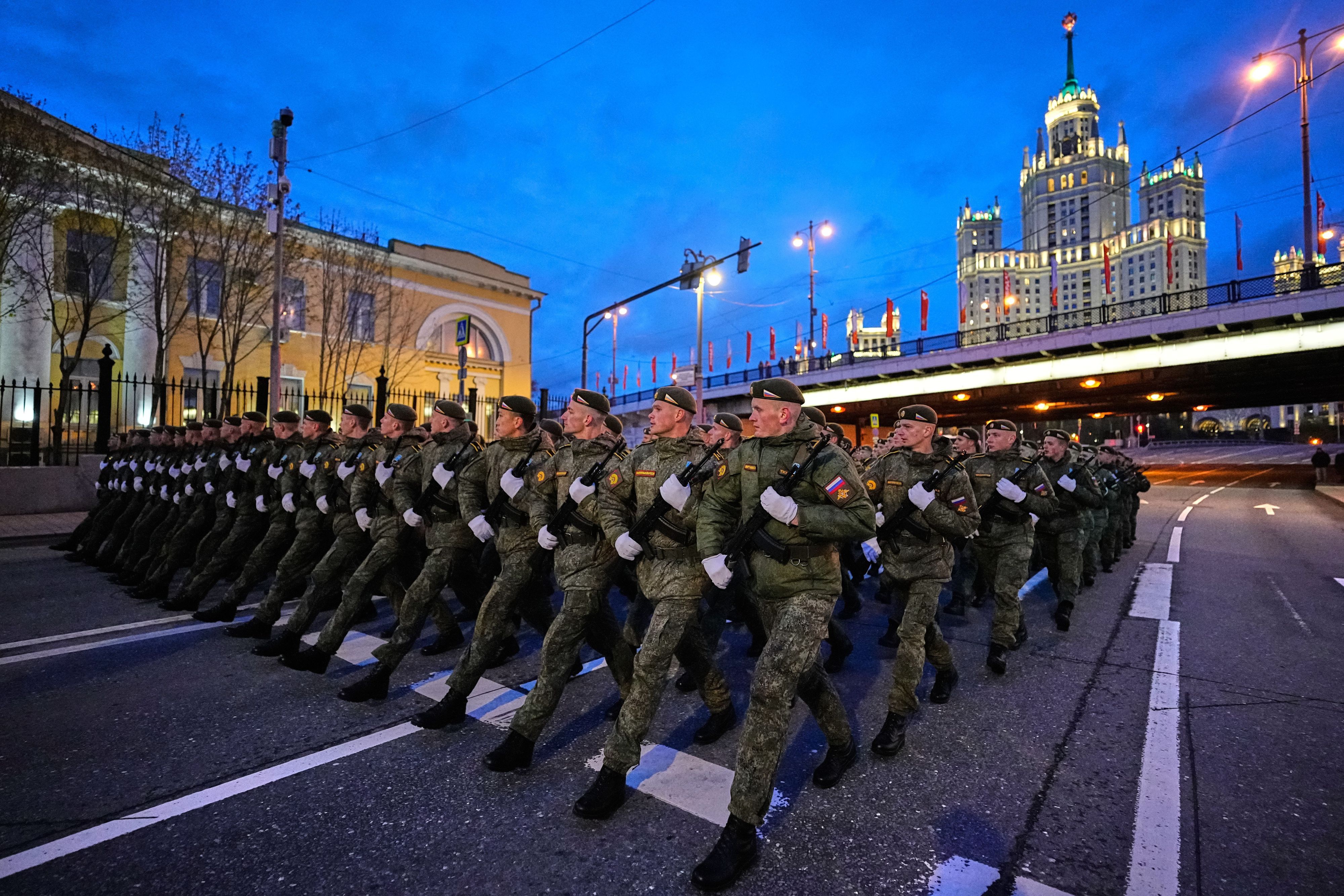 29.04.2026, Russland, Moskau: Russische Soldaten marschieren vor der Probe der Militärparade zum Tag des Sieges auf den Roten Platz. Foto: Alexander Zemlianichenko/AP/dpa +++ dpa-Bildfunk +++