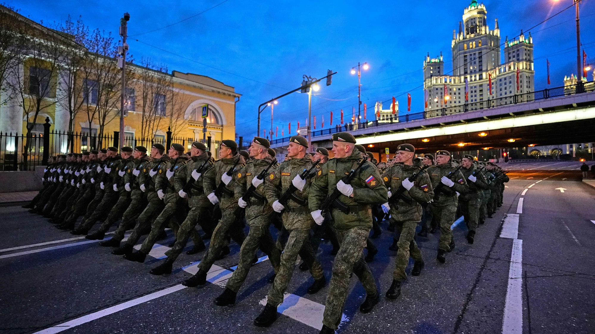 29.04.2026, Russland, Moskau: Russische Soldaten marschieren vor der Probe der Militärparade zum Tag des Sieges auf den Roten Platz. Foto: Alexander Zemlianichenko/AP/dpa +++ dpa-Bildfunk +++