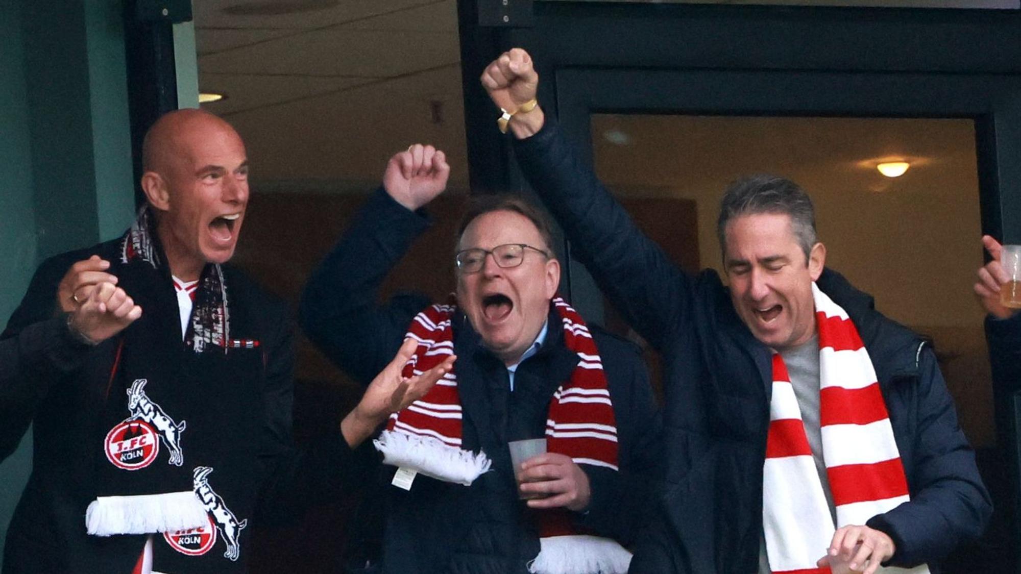 Präsident Jörn Stobbe (1. FC Köln) feiert im Oktober ein FC-Tor mit Bürgermeister Torsten Burmester (Mitte) und dem Parteikollegen der SPD, Oliver Seeck (rechts).