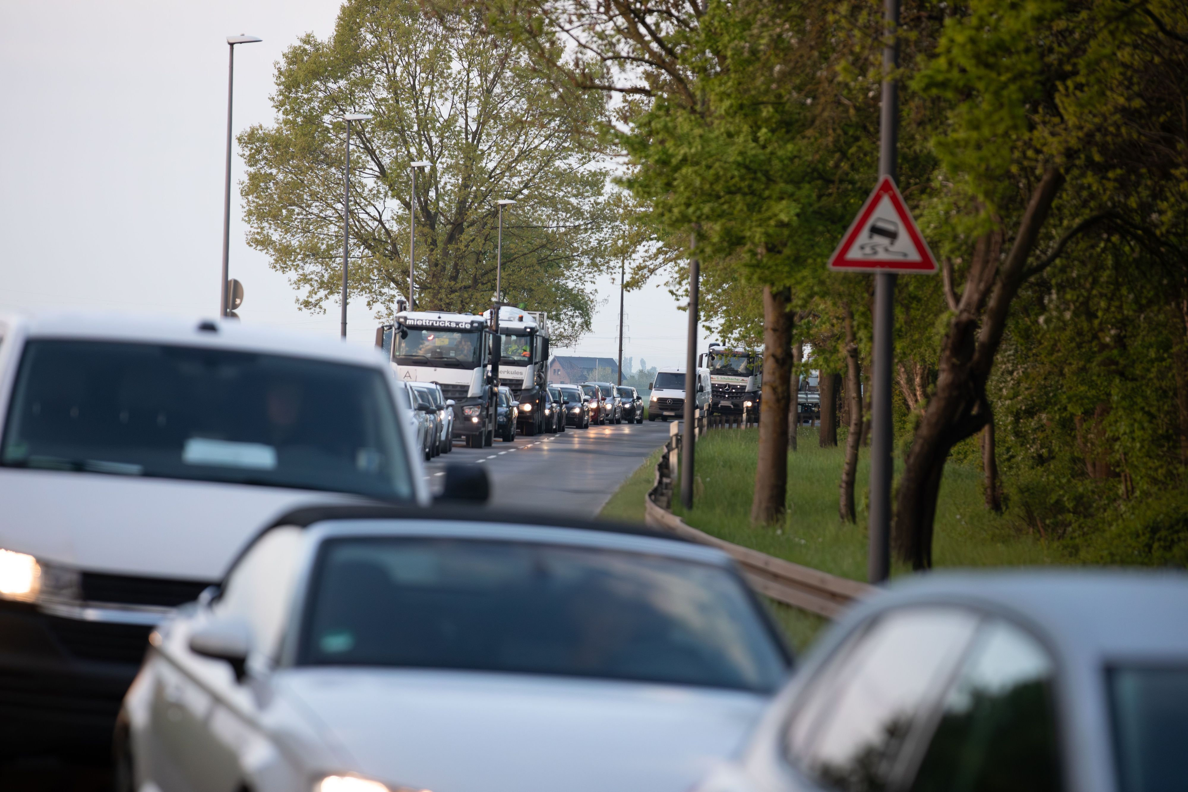 In den Morgenstunden hat sich der Verkehr mit Einführung der Baustellenampel an der Kreuzung Wahner Straße/Liburer Landstraße bis weit in Richtung Ortseingang Libur gestaut.